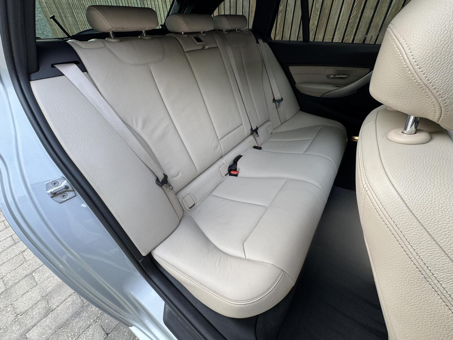 BMW 3 Serie Touring 325d M-pakket M-sport Automaat | Panoramadak | Stoelverwarming | Leer | Sportstoelen | Xenon verlichting | Cruise control | Harman Kardon audio | Parkeersensoren voor en achter | Achteruitrijcamera 46544567-44.jpg | Timcars.nl