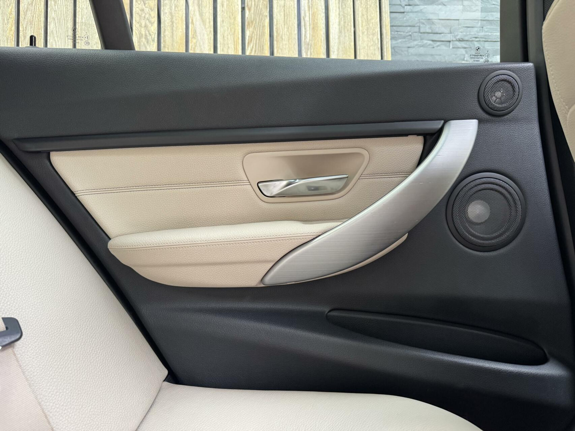 BMW 3 Serie Touring 325d M-pakket M-sport Automaat | Panoramadak | Stoelverwarming | Leer | Sportstoelen | Xenon verlichting | Cruise control | Harman Kardon audio | Parkeersensoren voor en achter | Achteruitrijcamera 46544567-45.jpg | Timcars.nl