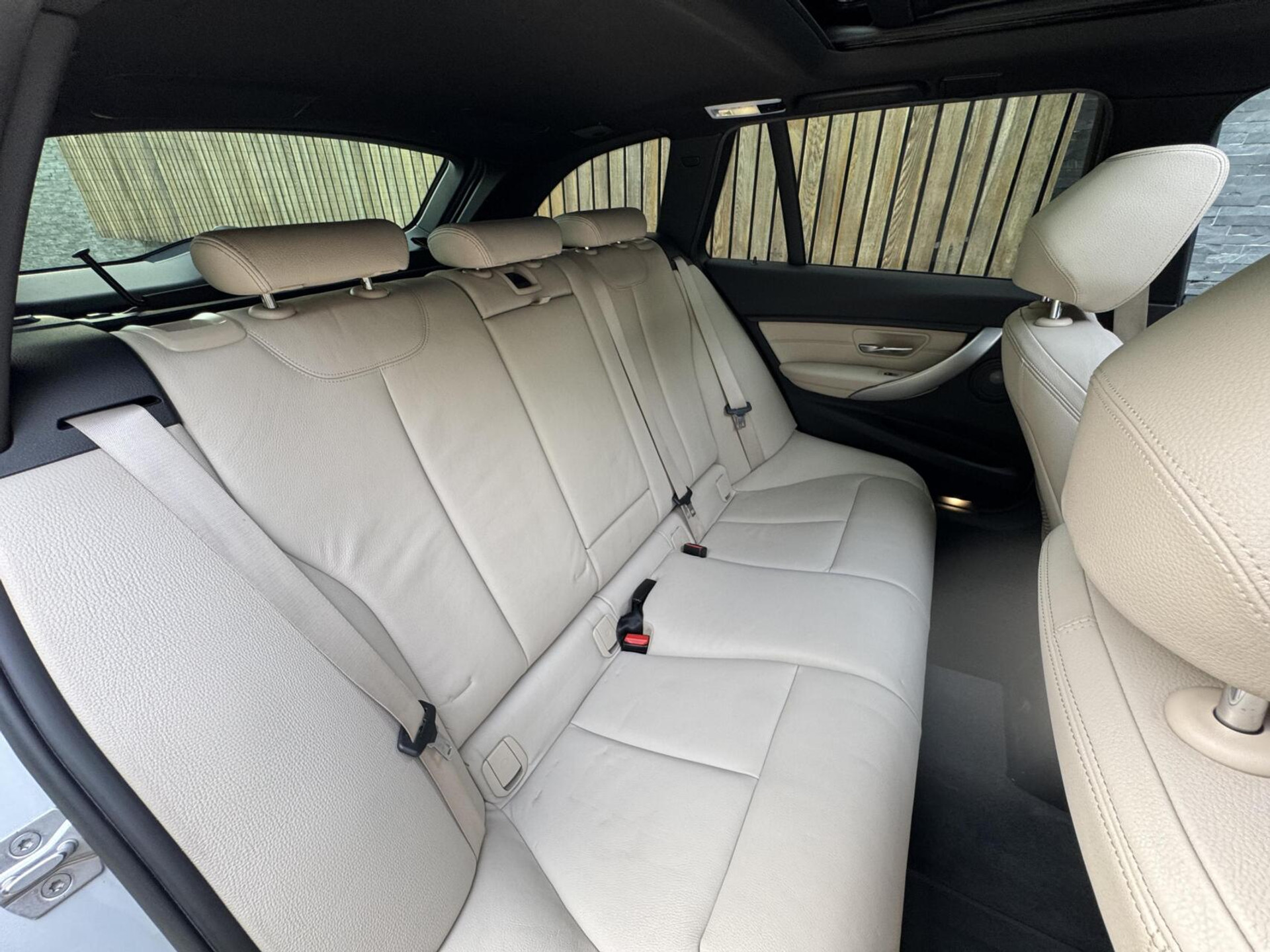 BMW 3 Serie Touring 325d M-pakket M-sport Automaat | Panoramadak | Stoelverwarming | Leer | Sportstoelen | Xenon verlichting | Cruise control | Harman Kardon audio | Parkeersensoren voor en achter | Achteruitrijcamera 46544567-46.jpg | Timcars.nl