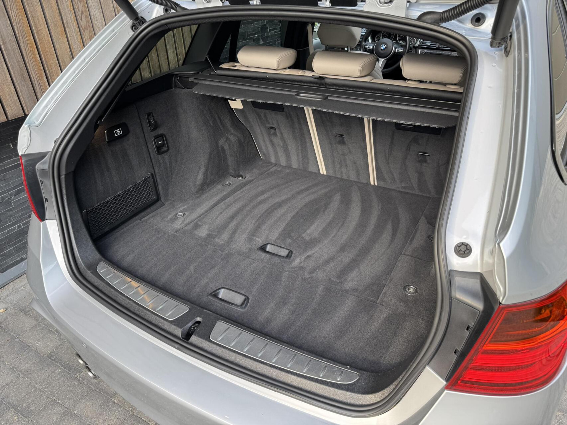 BMW 3 Serie Touring 325d M-pakket M-sport Automaat | Panoramadak | Stoelverwarming | Leer | Sportstoelen | Xenon verlichting | Cruise control | Harman Kardon audio | Parkeersensoren voor en achter | Achteruitrijcamera 46544567-48.jpg | Timcars.nl