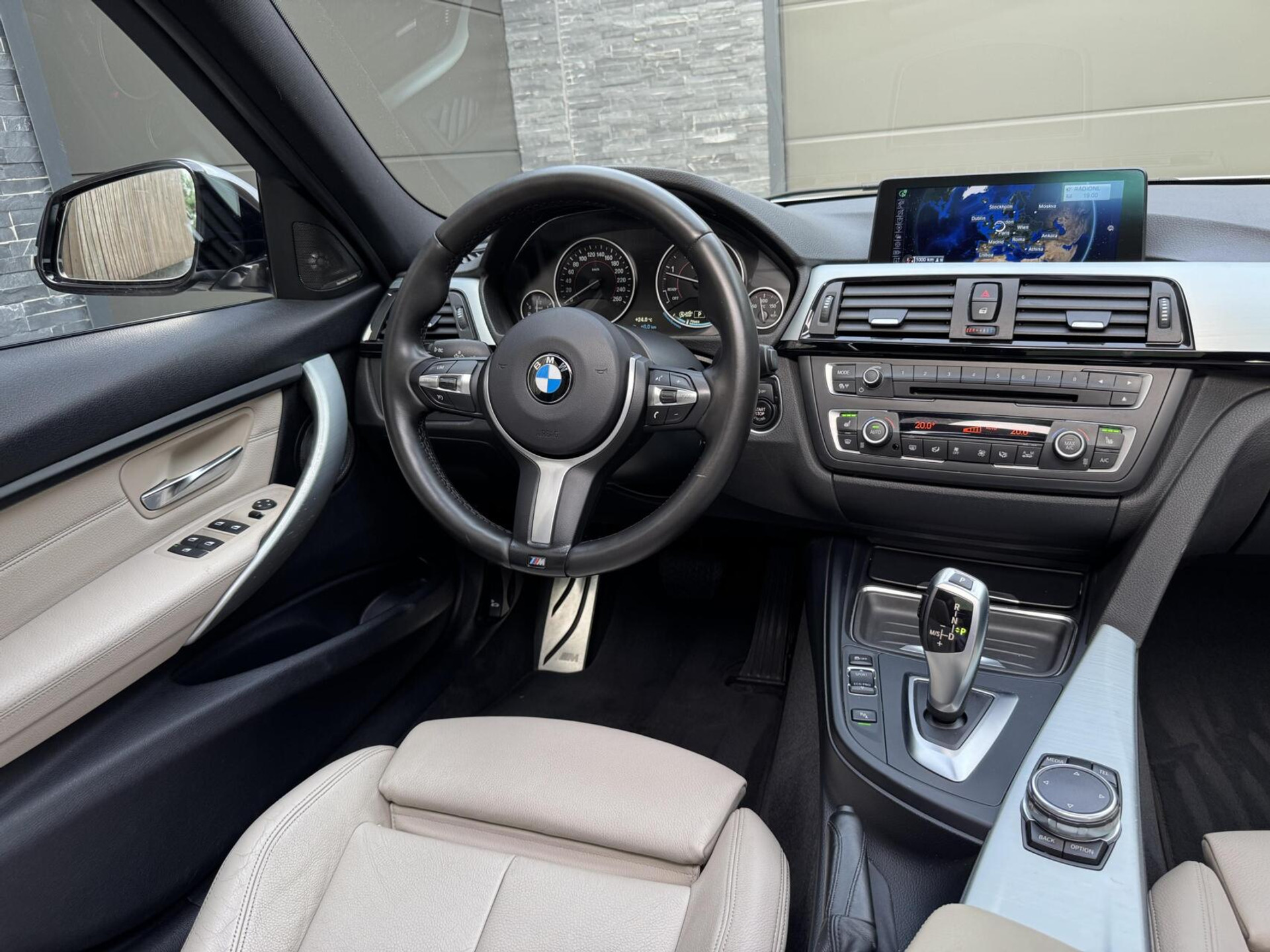 BMW 3 Serie Touring 325d M-pakket M-sport Automaat | Panoramadak | Stoelverwarming | Leer | Sportstoelen | Xenon verlichting | Cruise control | Harman Kardon audio | Parkeersensoren voor en achter | Achteruitrijcamera 46544567-5.jpg | Timcars.nl