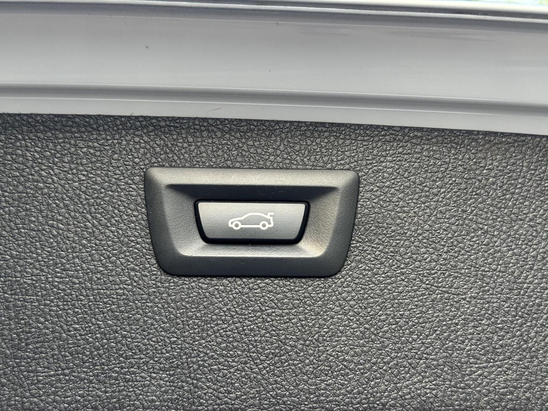 BMW 3 Serie Touring 325d M-pakket M-sport Automaat | Panoramadak | Stoelverwarming | Leer | Sportstoelen | Xenon verlichting | Cruise control | Harman Kardon audio | Parkeersensoren voor en achter | Achteruitrijcamera 46544567-50.jpg | Timcars.nl