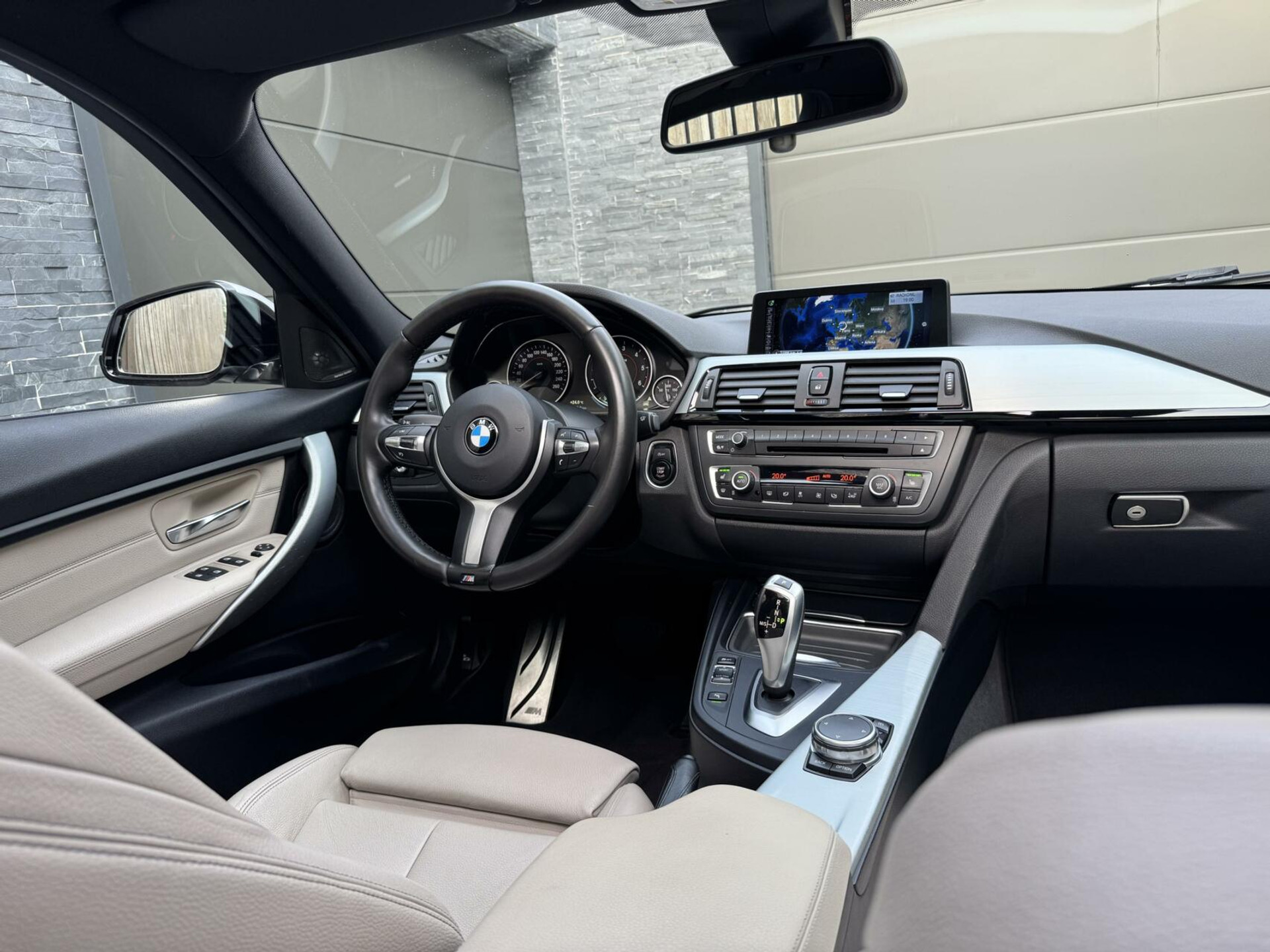 BMW 3 Serie Touring 325d M-pakket M-sport Automaat | Panoramadak | Stoelverwarming | Leer | Sportstoelen | Xenon verlichting | Cruise control | Harman Kardon audio | Parkeersensoren voor en achter | Achteruitrijcamera 46544567-52.jpg | Timcars.nl