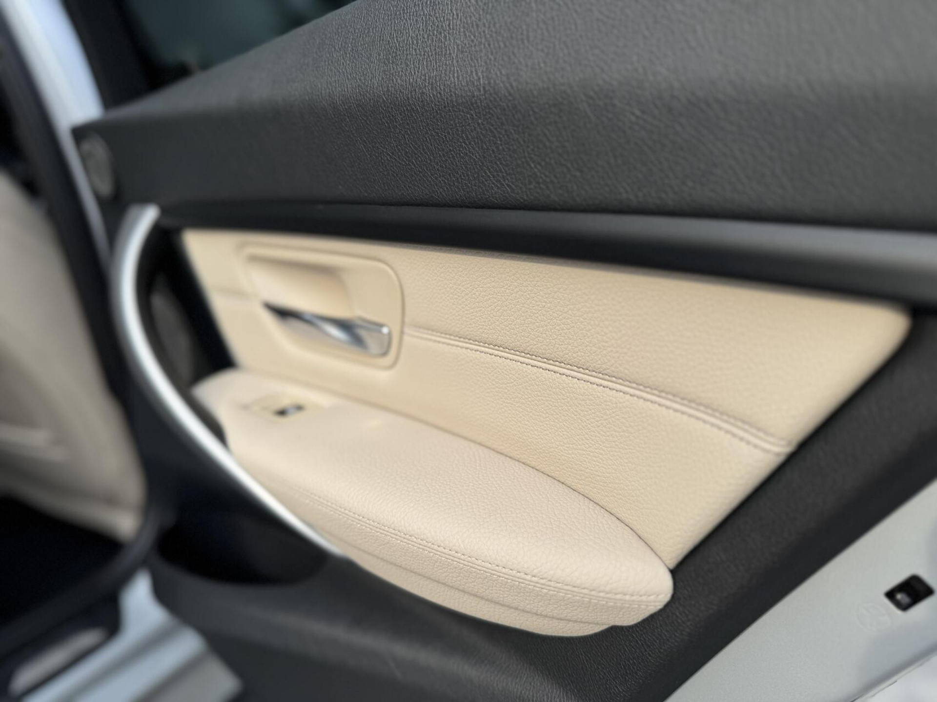 BMW 3 Serie Touring 325d M-pakket M-sport Automaat | Panoramadak | Stoelverwarming | Leer | Sportstoelen | Xenon verlichting | Cruise control | Harman Kardon audio | Parkeersensoren voor en achter | Achteruitrijcamera 46544567-53.jpg | Timcars.nl