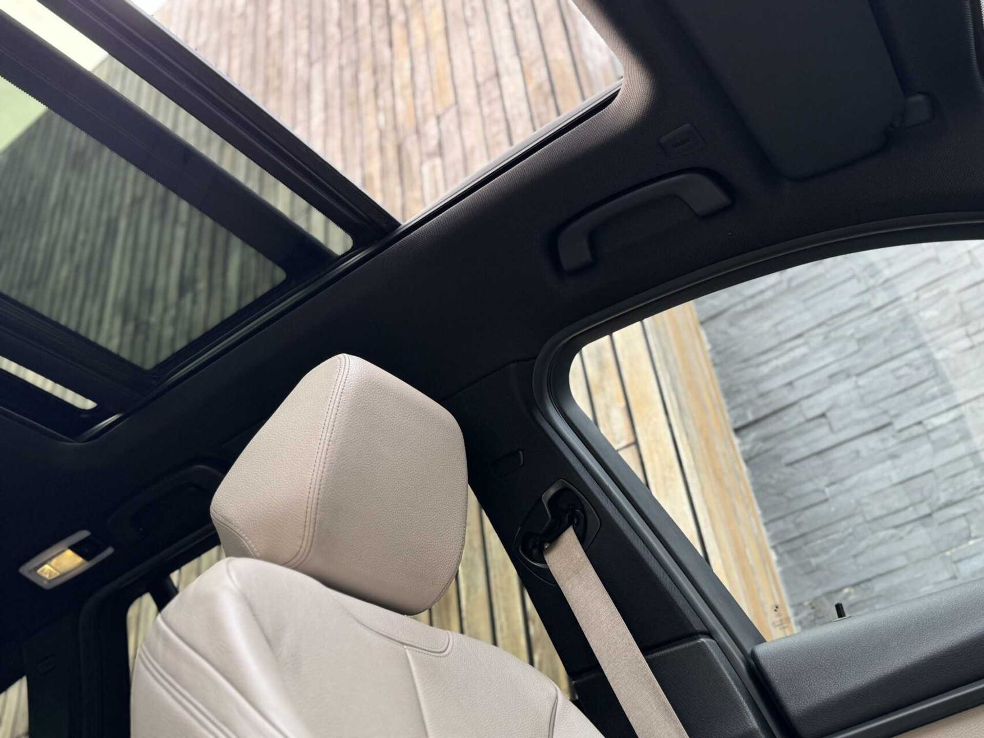 BMW 3 Serie Touring 325d M-pakket M-sport Automaat | Panoramadak | Stoelverwarming | Leer | Sportstoelen | Xenon verlichting | Cruise control | Harman Kardon audio | Parkeersensoren voor en achter | Achteruitrijcamera 46544567-56.jpg | Timcars.nl