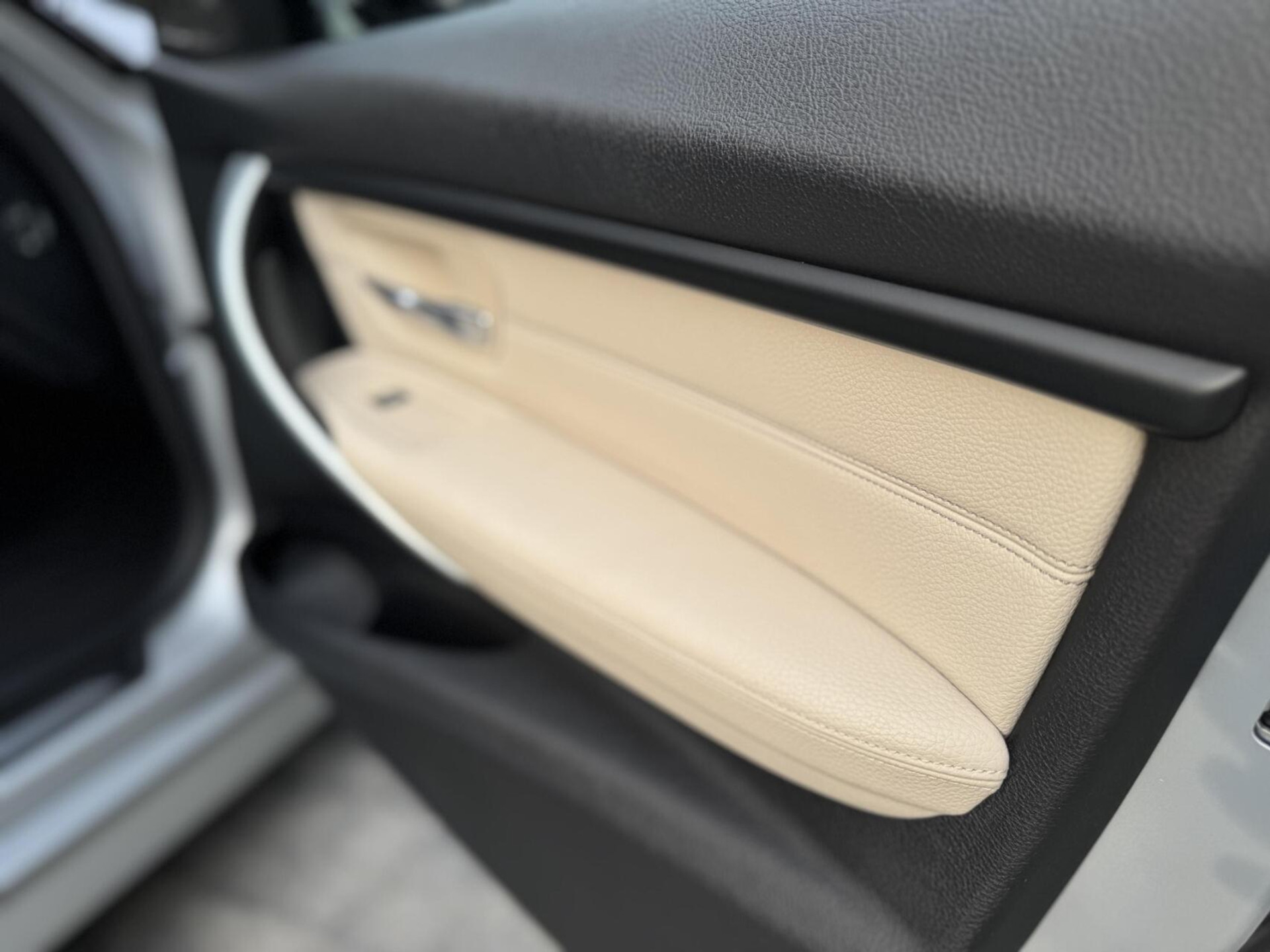 BMW 3 Serie Touring 325d M-pakket M-sport Automaat | Panoramadak | Stoelverwarming | Leer | Sportstoelen | Xenon verlichting | Cruise control | Harman Kardon audio | Parkeersensoren voor en achter | Achteruitrijcamera 46544567-57.jpg | Timcars.nl