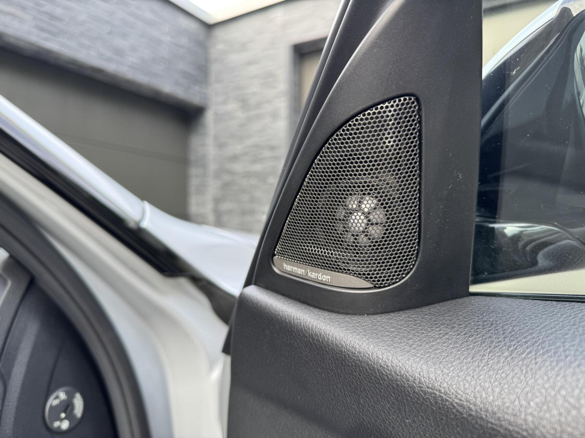 BMW 3 Serie Touring 325d M-pakket M-sport Automaat | Panoramadak | Stoelverwarming | Leer | Sportstoelen | Xenon verlichting | Cruise control | Harman Kardon audio | Parkeersensoren voor en achter | Achteruitrijcamera 46544567-58.jpg | Timcars.nl