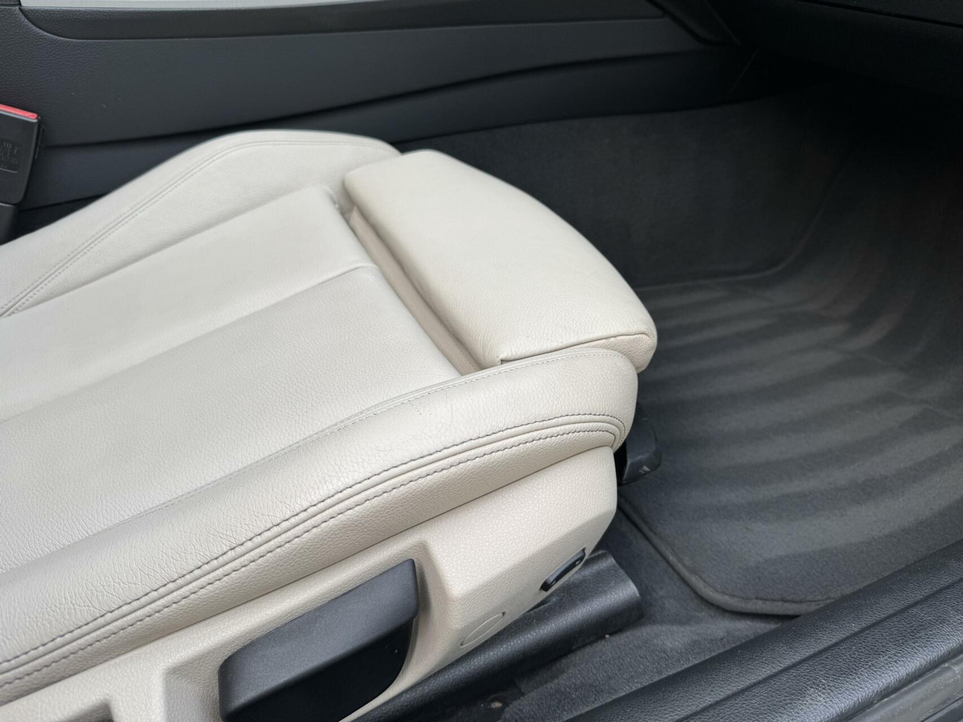 BMW 3 Serie Touring 325d M-pakket M-sport Automaat | Panoramadak | Stoelverwarming | Leer | Sportstoelen | Xenon verlichting | Cruise control | Harman Kardon audio | Parkeersensoren voor en achter | Achteruitrijcamera 46544567-59.jpg | Timcars.nl