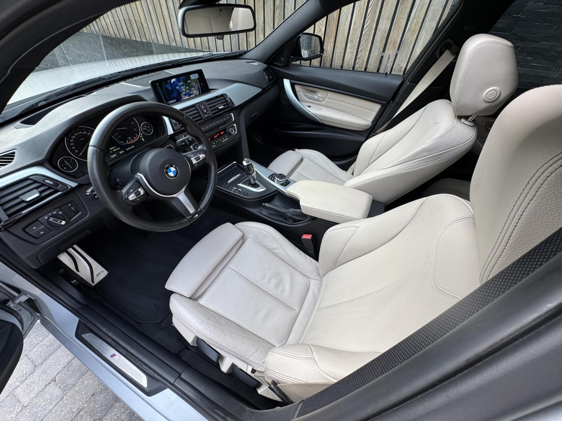 BMW 3 Serie Touring 325d M-pakket M-sport Automaat | Panoramadak | Stoelverwarming | Leer | Sportstoelen | Xenon verlichting | Cruise control | Harman Kardon audio | Parkeersensoren voor en achter | Achteruitrijcamera 46544567-6.jpg | Timcars.nl