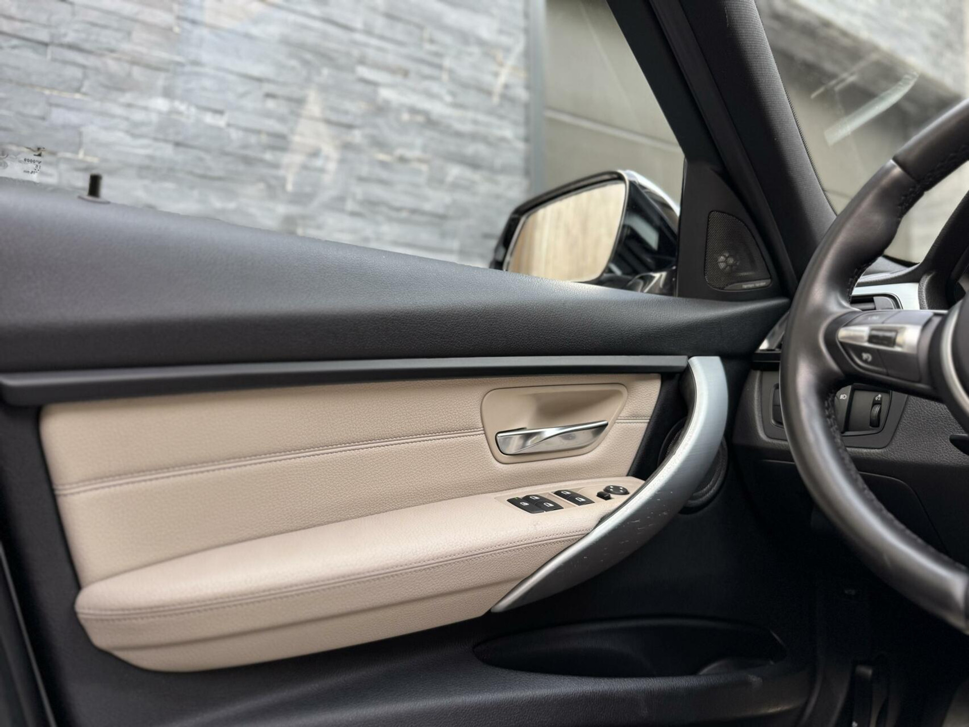 BMW 3 Serie Touring 325d M-pakket M-sport Automaat | Panoramadak | Stoelverwarming | Leer | Sportstoelen | Xenon verlichting | Cruise control | Harman Kardon audio | Parkeersensoren voor en achter | Achteruitrijcamera 46544567-60.jpg | Timcars.nl