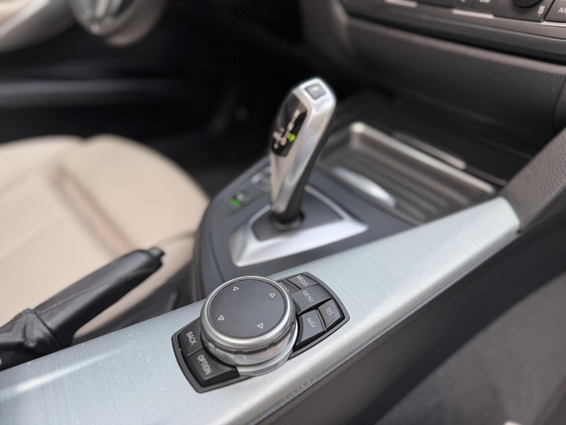 BMW 3 Serie Touring 325d M-pakket M-sport Automaat | Panoramadak | Stoelverwarming | Leer | Sportstoelen | Xenon verlichting | Cruise control | Harman Kardon audio | Parkeersensoren voor en achter | Achteruitrijcamera 46544567-62.jpg | Timcars.nl