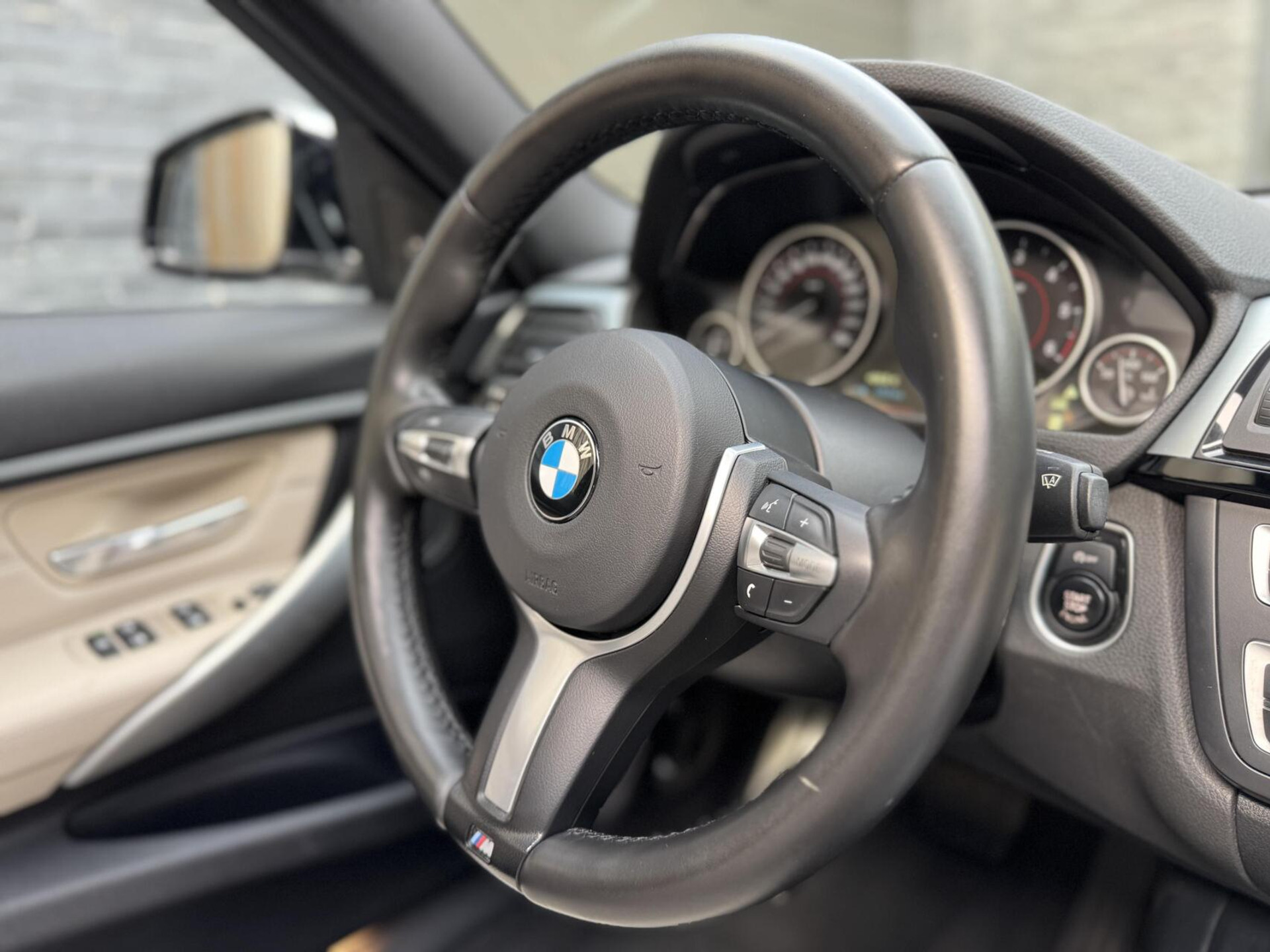 BMW 3 Serie Touring 325d M-pakket M-sport Automaat | Panoramadak | Stoelverwarming | Leer | Sportstoelen | Xenon verlichting | Cruise control | Harman Kardon audio | Parkeersensoren voor en achter | Achteruitrijcamera 46544567-63.jpg | Timcars.nl