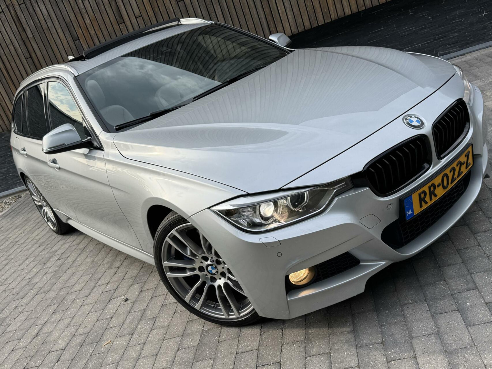 BMW 3 Serie Touring 325d M-pakket M-sport Automaat | Panoramadak | Stoelverwarming | Leer | Sportstoelen | Xenon verlichting | Cruise control | Harman Kardon audio | Parkeersensoren voor en achter | Achteruitrijcamera 46544567-64.jpg | Timcars.nl