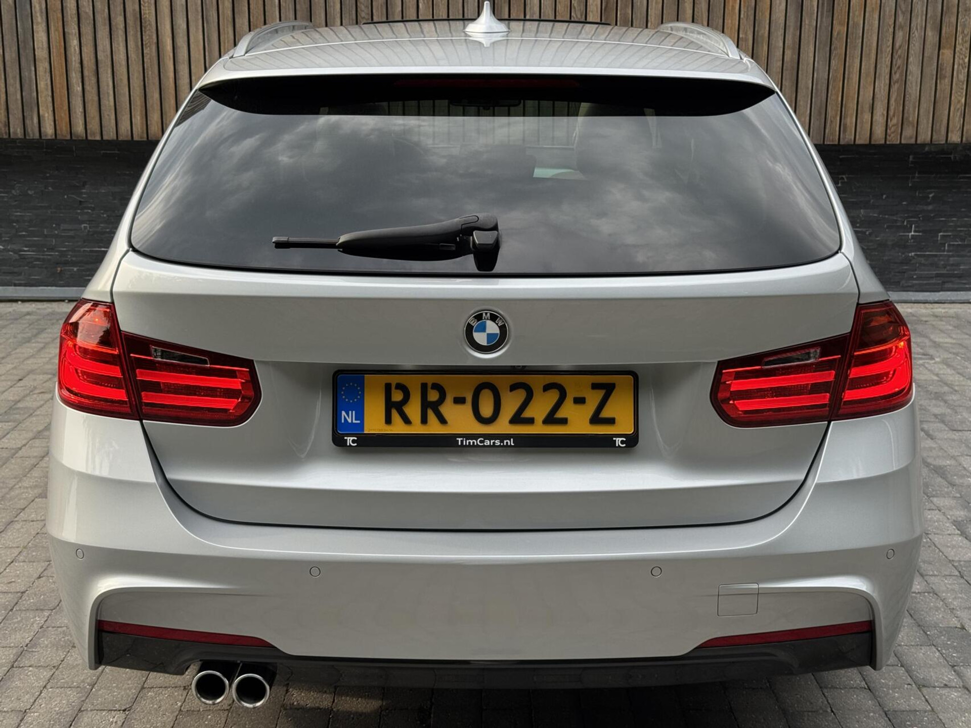 BMW 3 Serie Touring 325d M-pakket M-sport Automaat | Panoramadak | Stoelverwarming | Leer | Sportstoelen | Xenon verlichting | Cruise control | Harman Kardon audio | Parkeersensoren voor en achter | Achteruitrijcamera 46544567-67.jpg | Timcars.nl