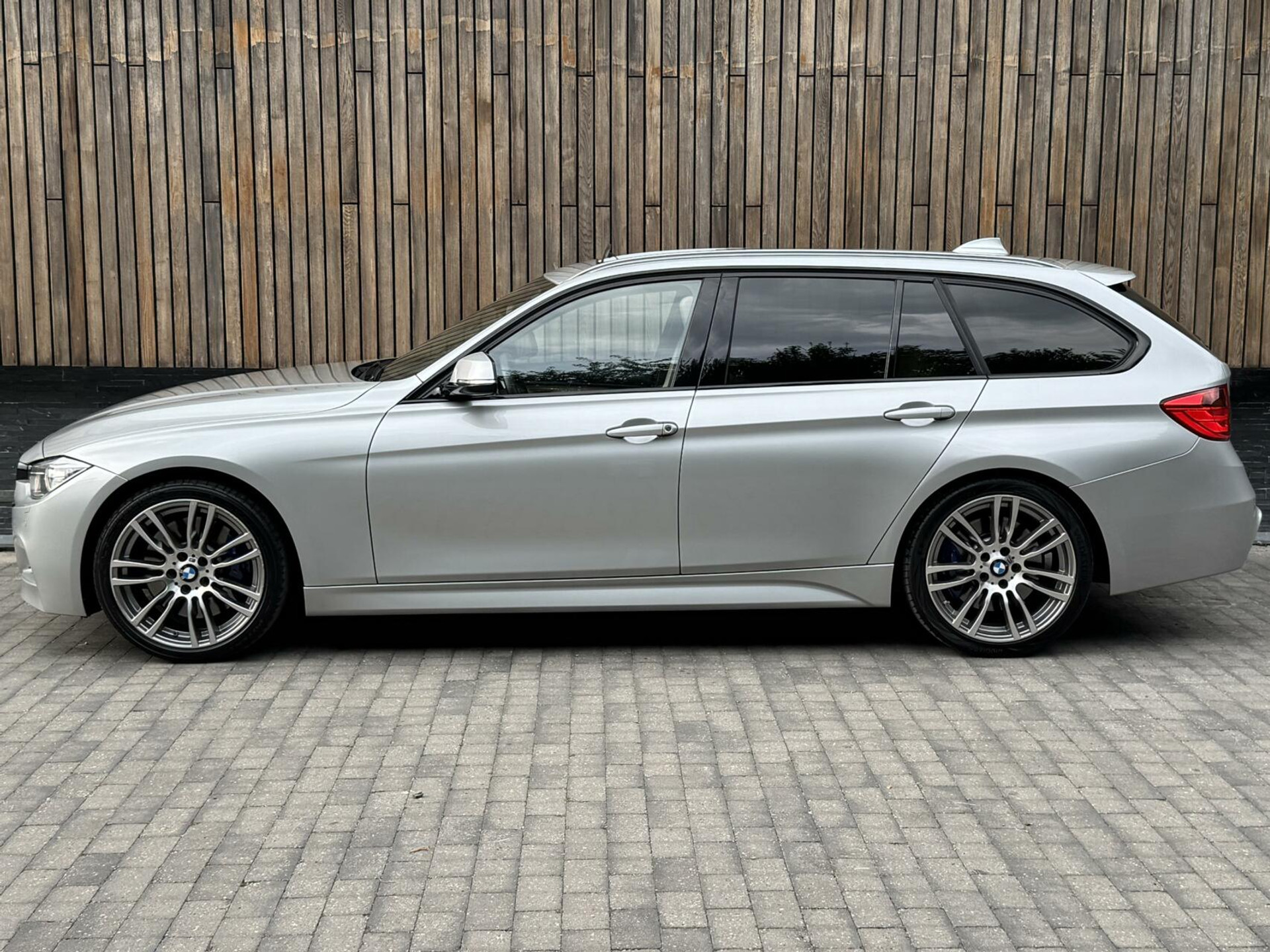 BMW 3 Serie Touring 325d M-pakket M-sport Automaat | Panoramadak | Stoelverwarming | Leer | Sportstoelen | Xenon verlichting | Cruise control | Harman Kardon audio | Parkeersensoren voor en achter | Achteruitrijcamera 46544567-68.jpg | Timcars.nl