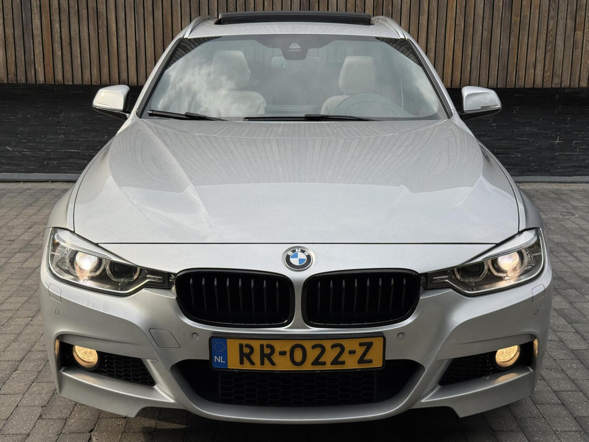 BMW 3 Serie Touring 325d M-pakket M-sport Automaat | Panoramadak | Stoelverwarming | Leer | Sportstoelen | Xenon verlichting | Cruise control | Harman Kardon audio | Parkeersensoren voor en achter | Achteruitrijcamera 46544567-69.jpg | Timcars.nl