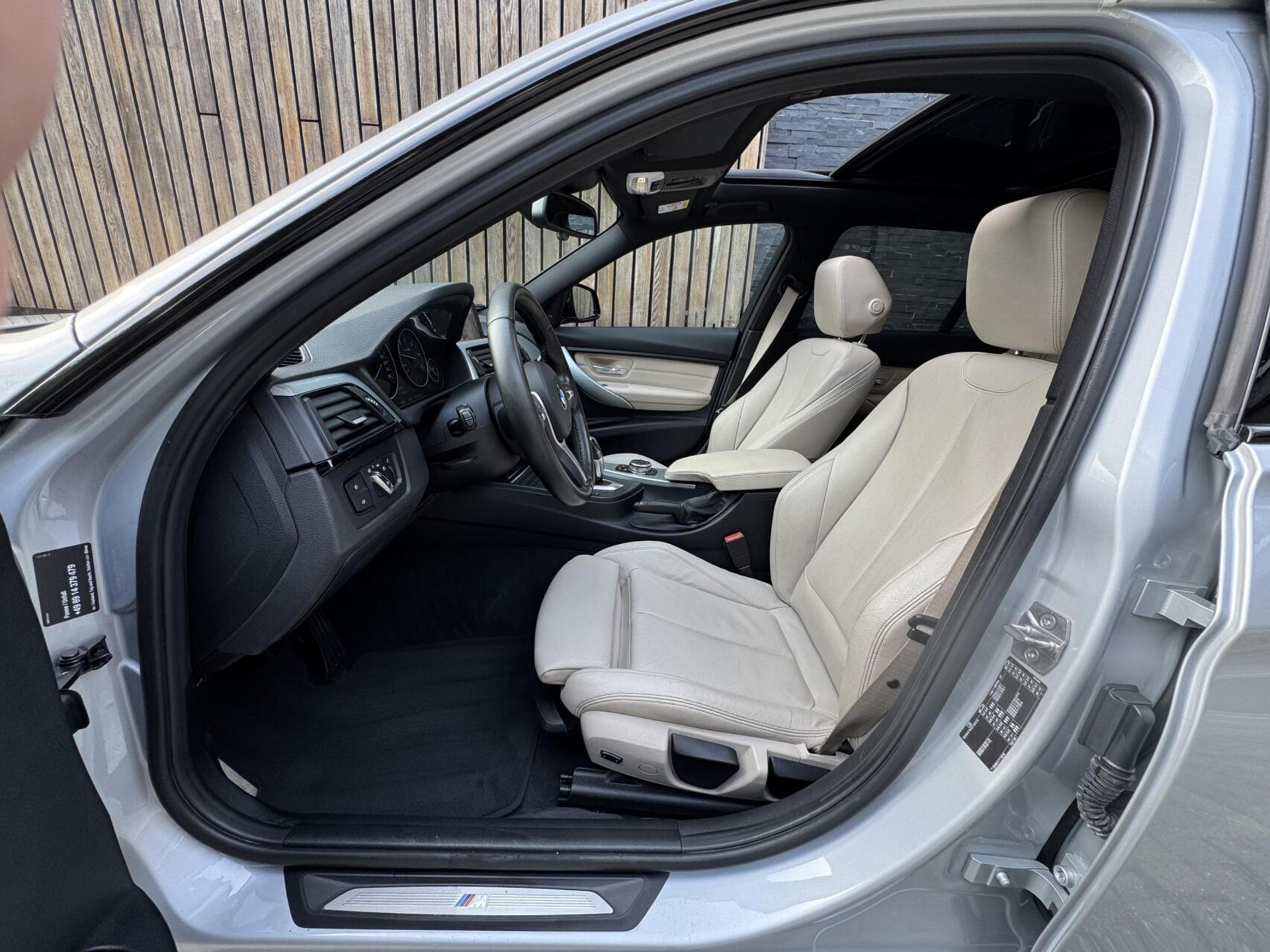 BMW 3 Serie Touring 325d M-pakket M-sport Automaat | Panoramadak | Stoelverwarming | Leer | Sportstoelen | Xenon verlichting | Cruise control | Harman Kardon audio | Parkeersensoren voor en achter | Achteruitrijcamera 46544567-7.jpg | Timcars.nl