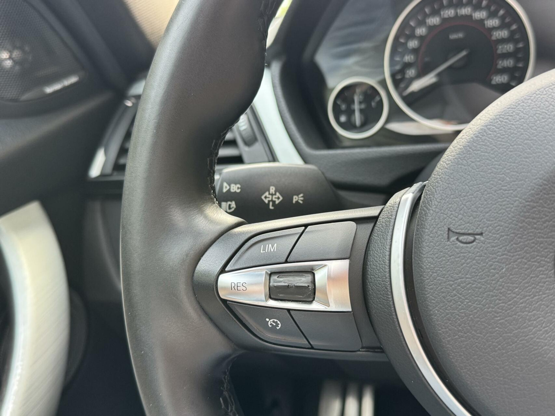 BMW 3 Serie Touring 325d M-pakket M-sport Automaat | Panoramadak | Stoelverwarming | Leer | Sportstoelen | Xenon verlichting | Cruise control | Harman Kardon audio | Parkeersensoren voor en achter | Achteruitrijcamera 46544567-8.jpg | Timcars.nl