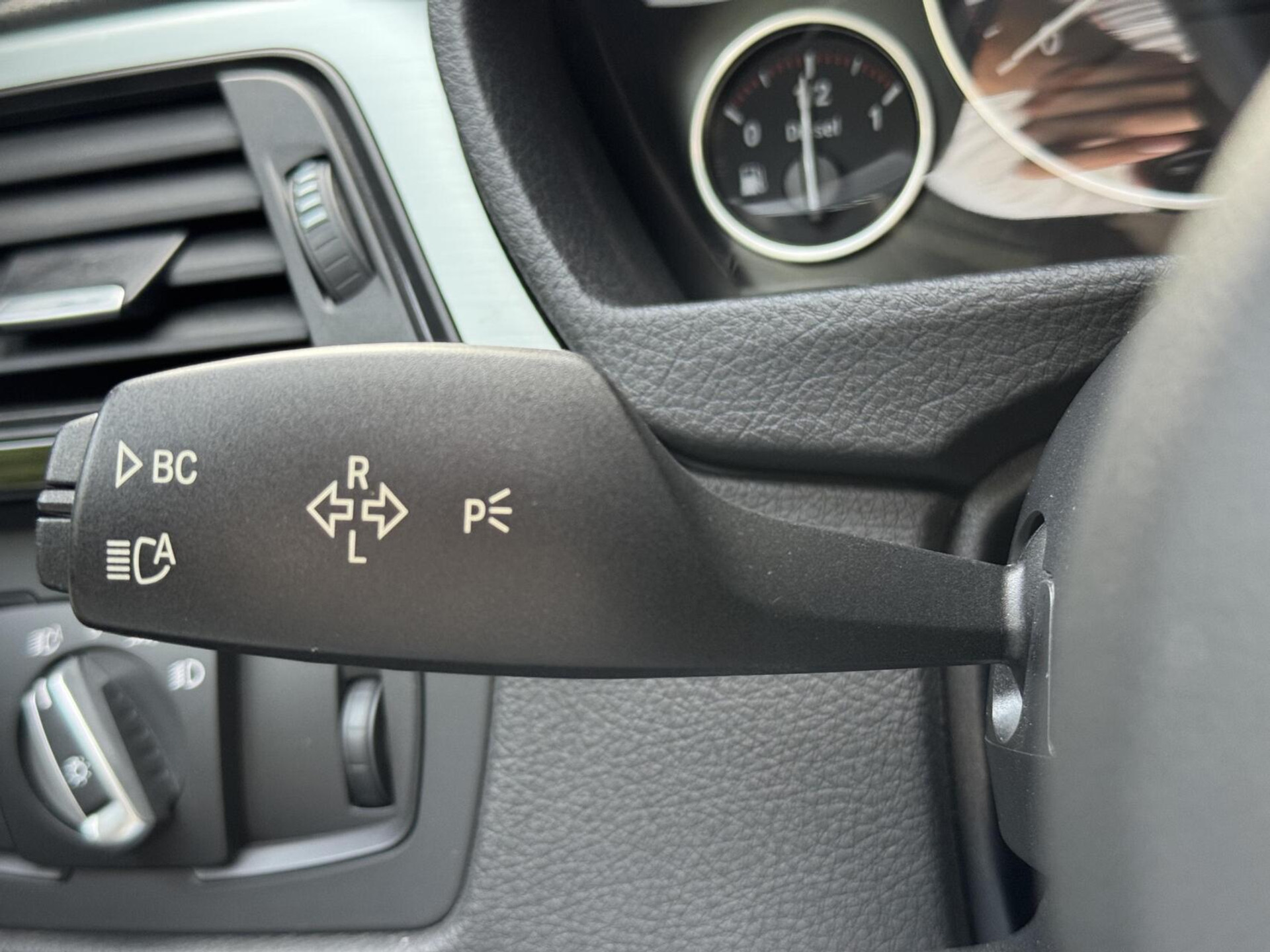 BMW 3 Serie Touring 325d M-pakket M-sport Automaat | Panoramadak | Stoelverwarming | Leer | Sportstoelen | Xenon verlichting | Cruise control | Harman Kardon audio | Parkeersensoren voor en achter | Achteruitrijcamera 46544567-9.jpg | Timcars.nl