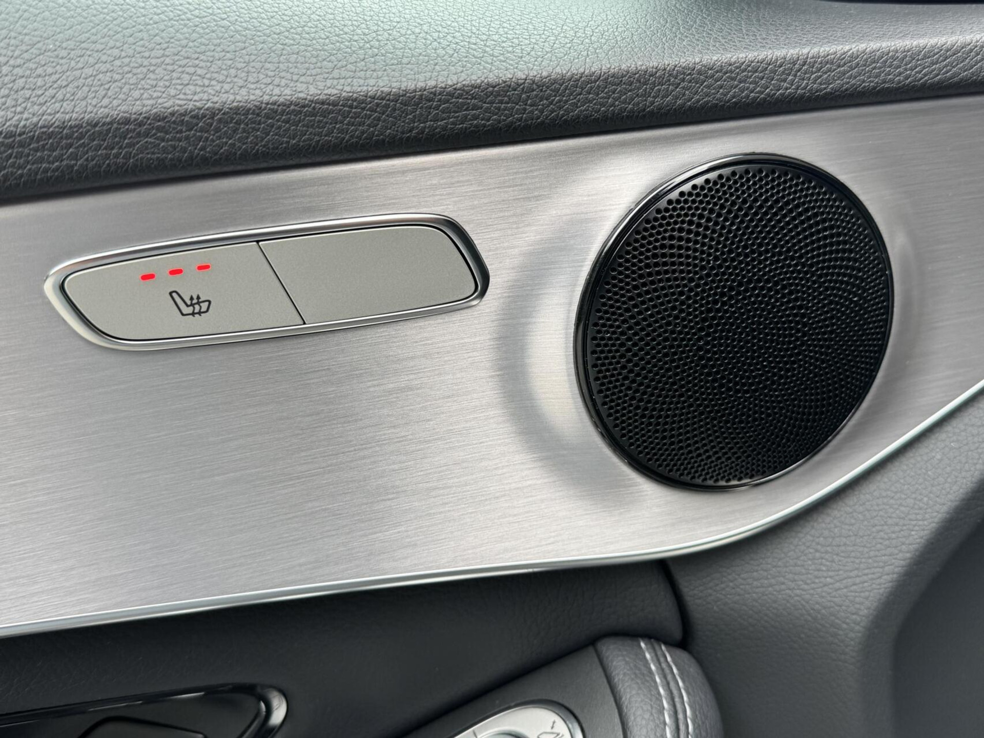 Mercedes-Benz C-Klasse Estate 180 AMG Automaat | Night Pakket | Trekhaak afneembaar | Stoelverwarming | Achteruitrijcamera | LED verlichting | Apple CarPlay | Metallic Lak | Virtual cockpit | Parkeersensoren voor en achter 46633385-10.jpg | Timcars.nl