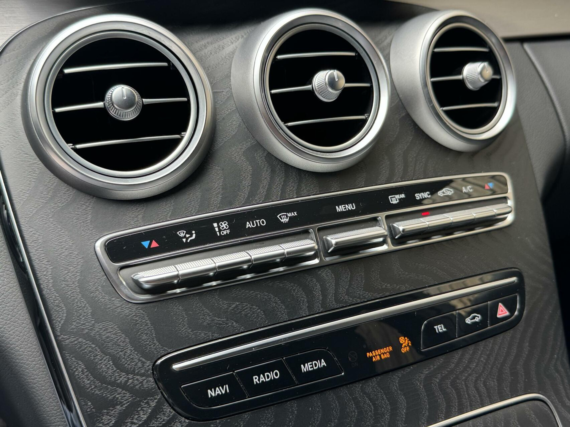 Mercedes-Benz C-Klasse Estate 180 AMG Automaat | Night Pakket | Trekhaak afneembaar | Stoelverwarming | Achteruitrijcamera | LED verlichting | Apple CarPlay | Metallic Lak | Virtual cockpit | Parkeersensoren voor en achter 46633385-33.jpg | Timcars.nl