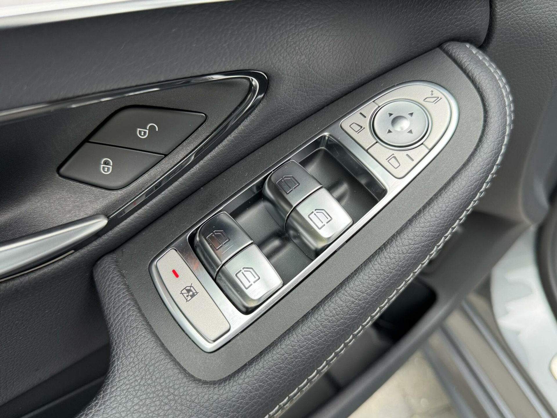 Mercedes-Benz C-Klasse Estate 180 AMG Automaat | Night Pakket | Trekhaak afneembaar | Stoelverwarming | Achteruitrijcamera | LED verlichting | Apple CarPlay | Metallic Lak | Virtual cockpit | Parkeersensoren voor en achter 46633385-4.jpg | Timcars.nl