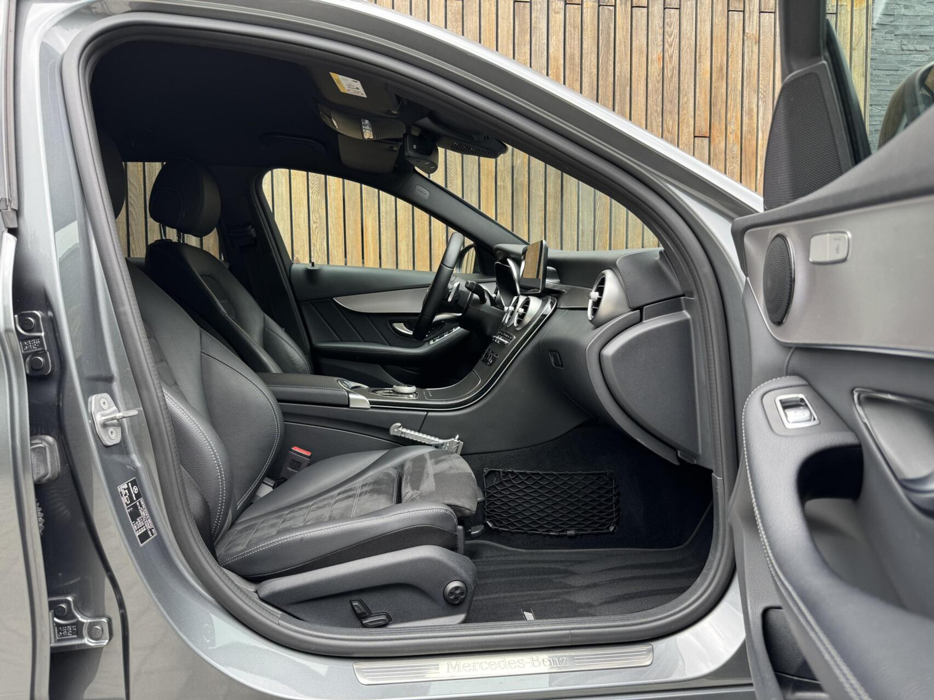 Mercedes-Benz C-Klasse Estate 180 AMG Automaat | Night Pakket | Trekhaak afneembaar | Stoelverwarming | Achteruitrijcamera | LED verlichting | Apple CarPlay | Metallic Lak | Virtual cockpit | Parkeersensoren voor en achter 46633385-40.jpg | Timcars.nl