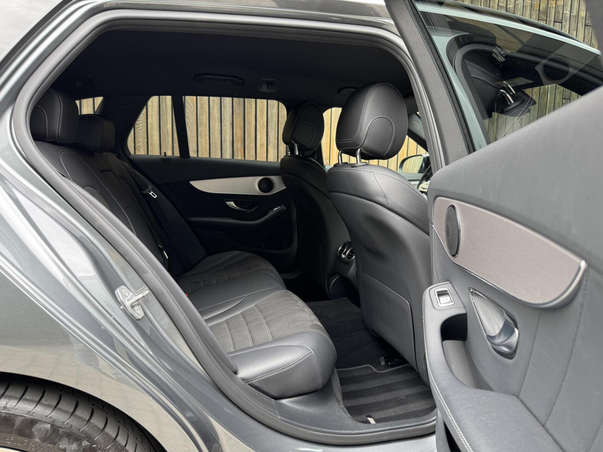 Mercedes-Benz C-Klasse Estate 180 AMG Automaat | Night Pakket | Trekhaak afneembaar | Stoelverwarming | Achteruitrijcamera | LED verlichting | Apple CarPlay | Metallic Lak | Virtual cockpit | Parkeersensoren voor en achter 46633385-42.jpg | Timcars.nl