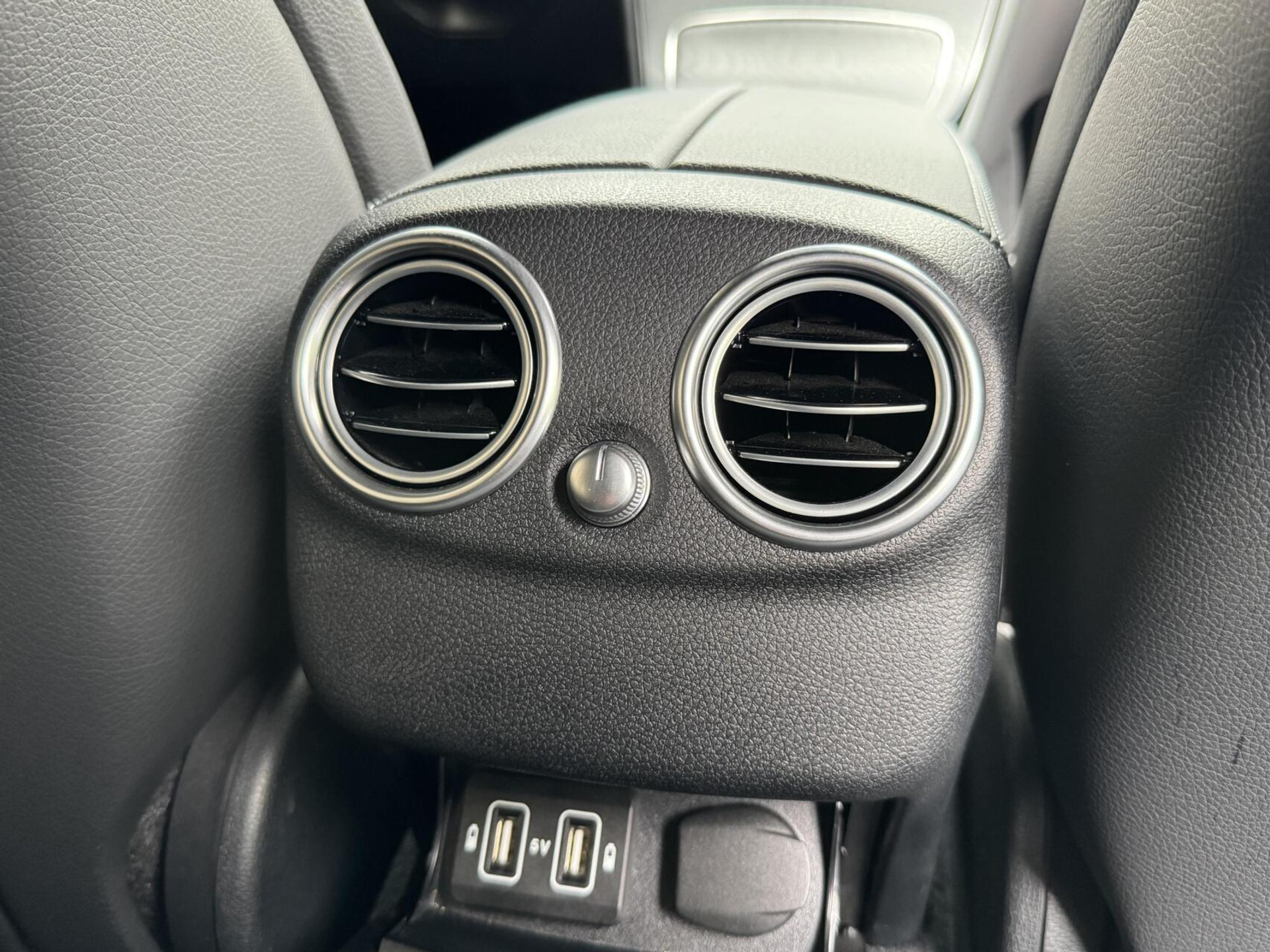 Mercedes-Benz C-Klasse Estate 180 AMG Automaat | Night Pakket | Trekhaak afneembaar | Stoelverwarming | Achteruitrijcamera | LED verlichting | Apple CarPlay | Metallic Lak | Virtual cockpit | Parkeersensoren voor en achter 46633385-45.jpg | Timcars.nl