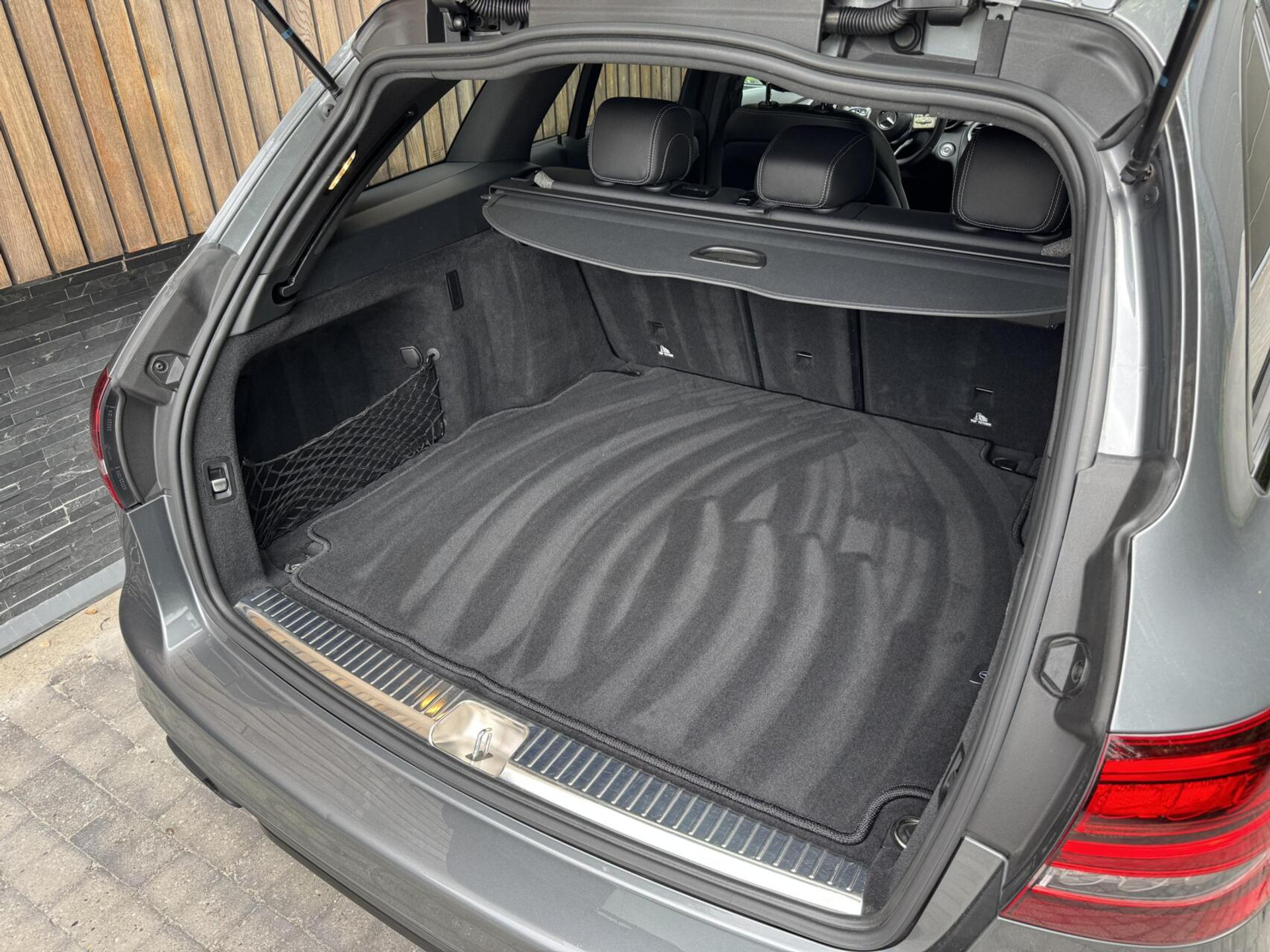 Mercedes-Benz C-Klasse Estate 180 AMG Automaat | Night Pakket | Trekhaak afneembaar | Stoelverwarming | Achteruitrijcamera | LED verlichting | Apple CarPlay | Metallic Lak | Virtual cockpit | Parkeersensoren voor en achter 46633385-47.jpg | Timcars.nl