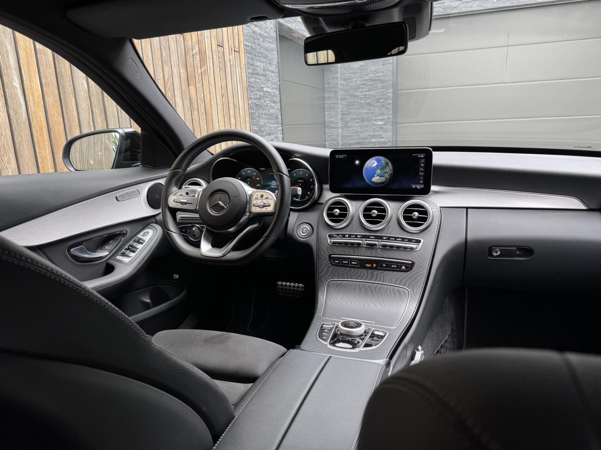 Mercedes-Benz C-Klasse Estate 180 AMG Automaat | Night Pakket | Trekhaak afneembaar | Stoelverwarming | Achteruitrijcamera | LED verlichting | Apple CarPlay | Metallic Lak | Virtual cockpit | Parkeersensoren voor en achter 46633385-50.jpg | Timcars.nl