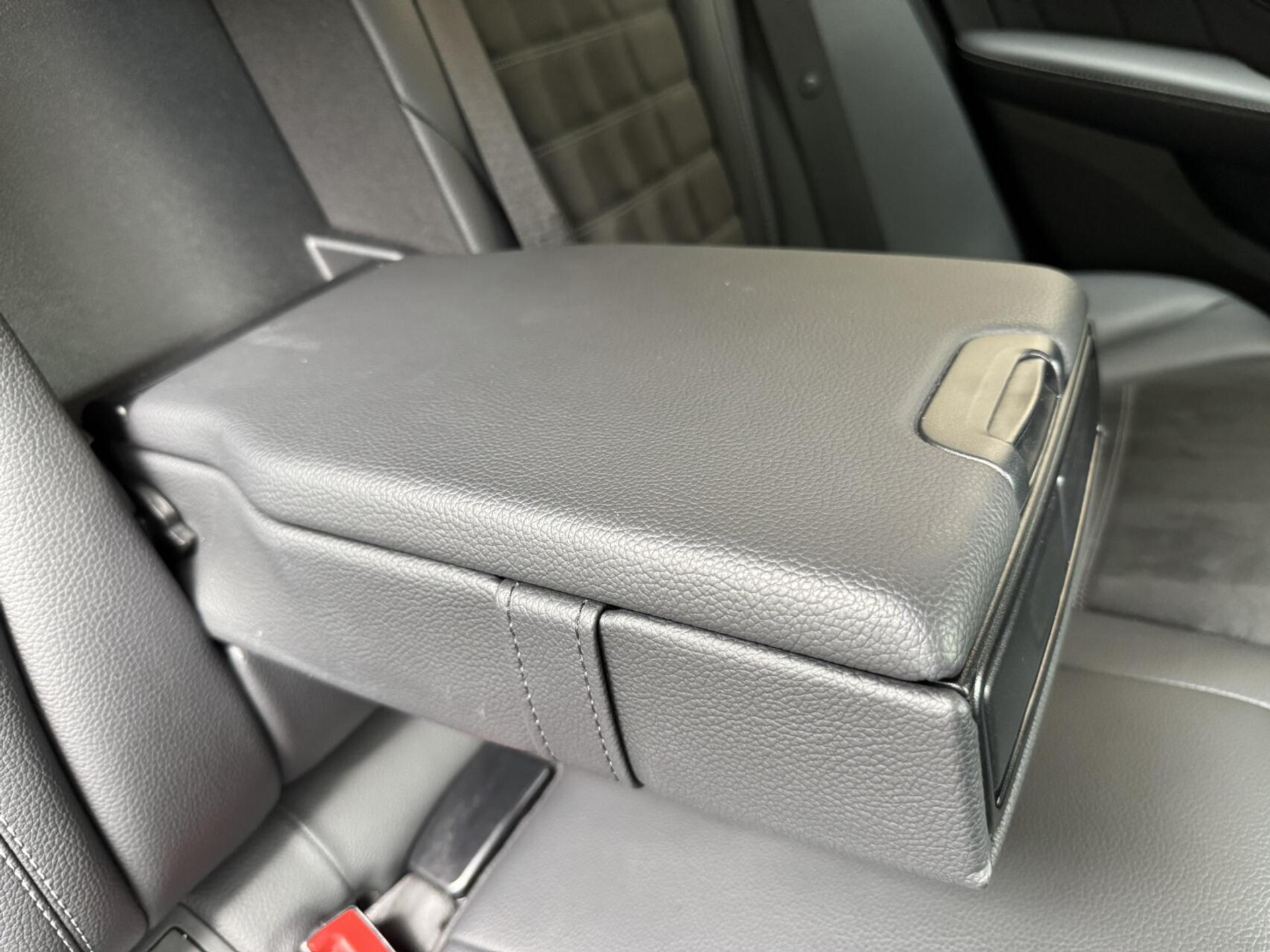 Mercedes-Benz C-Klasse Estate 180 AMG Automaat | Night Pakket | Trekhaak afneembaar | Stoelverwarming | Achteruitrijcamera | LED verlichting | Apple CarPlay | Metallic Lak | Virtual cockpit | Parkeersensoren voor en achter 46633385-51.jpg | Timcars.nl