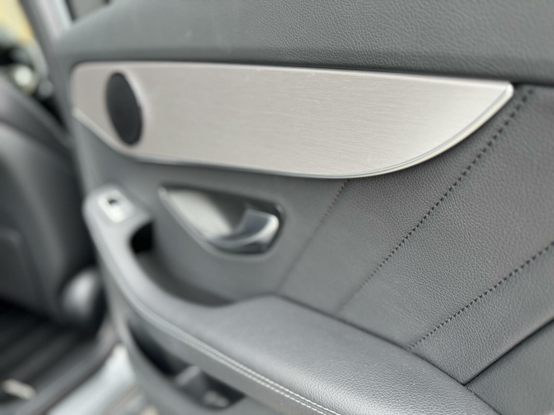 Mercedes-Benz C-Klasse Estate 180 AMG Automaat | Night Pakket | Trekhaak afneembaar | Stoelverwarming | Achteruitrijcamera | LED verlichting | Apple CarPlay | Metallic Lak | Virtual cockpit | Parkeersensoren voor en achter 46633385-52.jpg | Timcars.nl