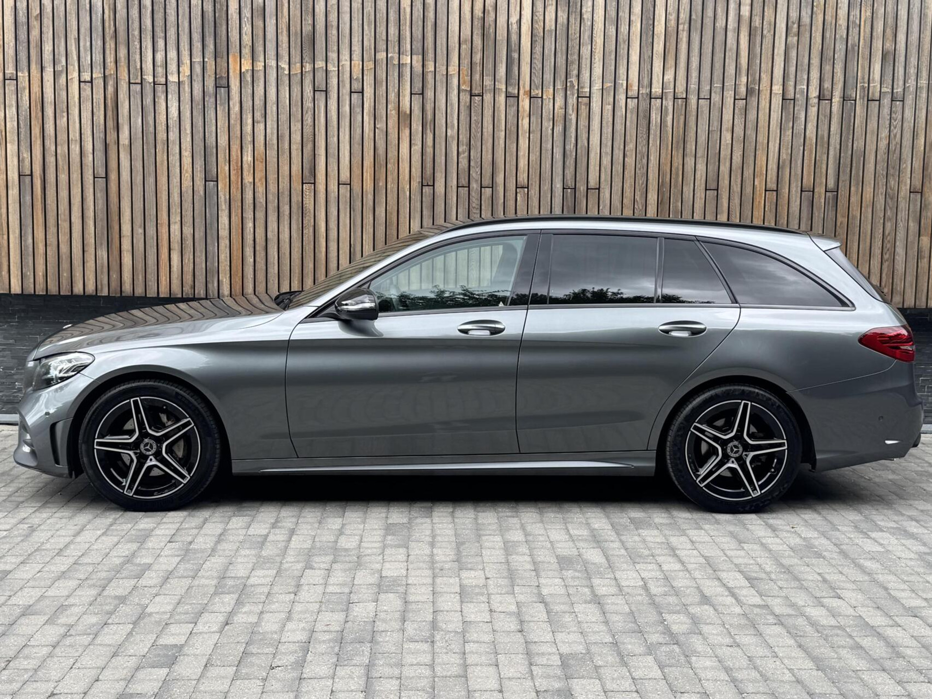Mercedes-Benz C-Klasse Estate 180 AMG Automaat | Night Pakket | Trekhaak afneembaar | Stoelverwarming | Achteruitrijcamera | LED verlichting | Apple CarPlay | Metallic Lak | Virtual cockpit | Parkeersensoren voor en achter 46633385-64.jpg | Timcars.nl