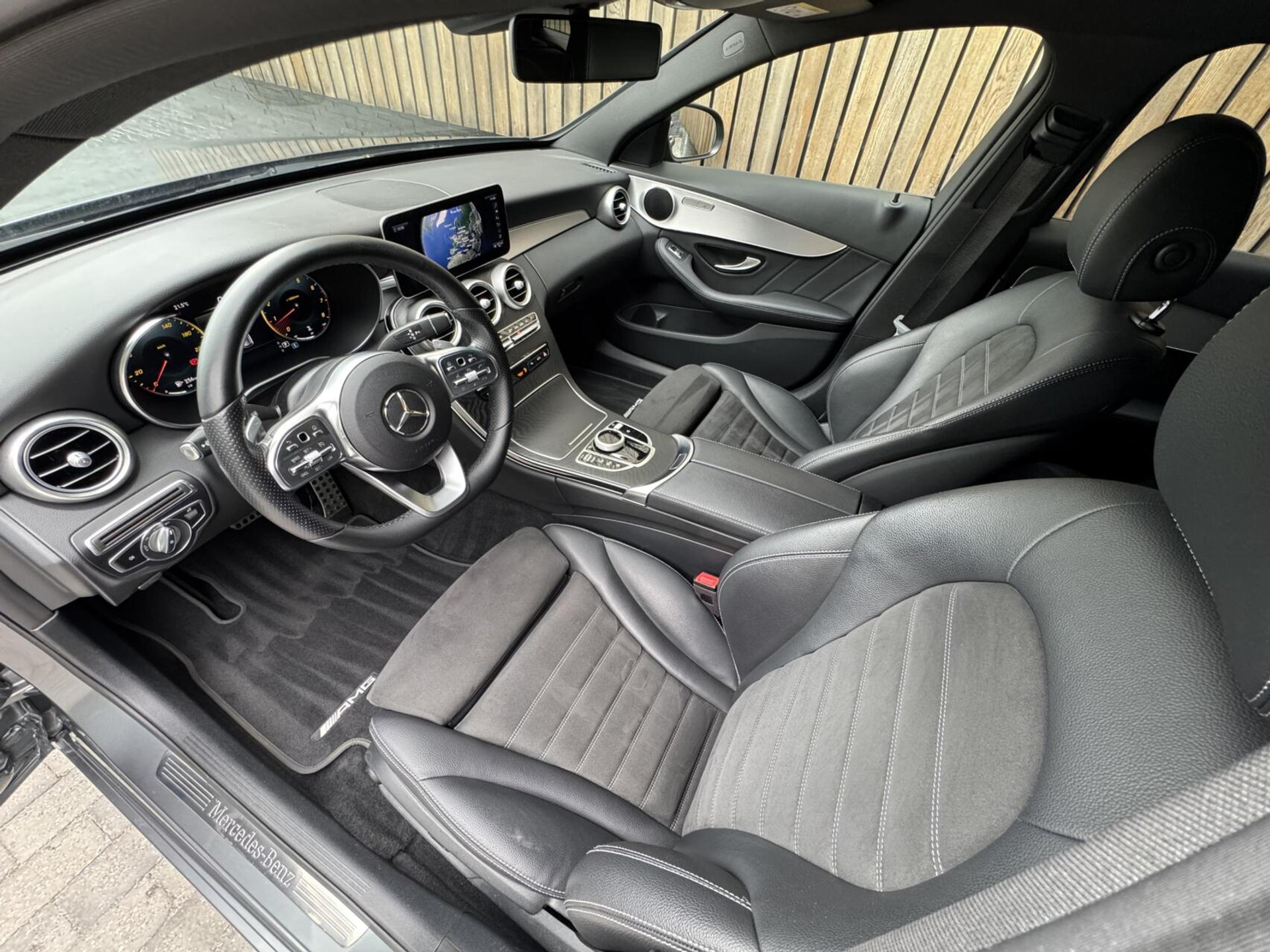 Mercedes-Benz C-Klasse Estate 180 AMG Automaat | Night Pakket | Trekhaak afneembaar | Stoelverwarming | Achteruitrijcamera | LED verlichting | Apple CarPlay | Metallic Lak | Virtual cockpit | Parkeersensoren voor en achter 46633385-7.jpg | Timcars.nl