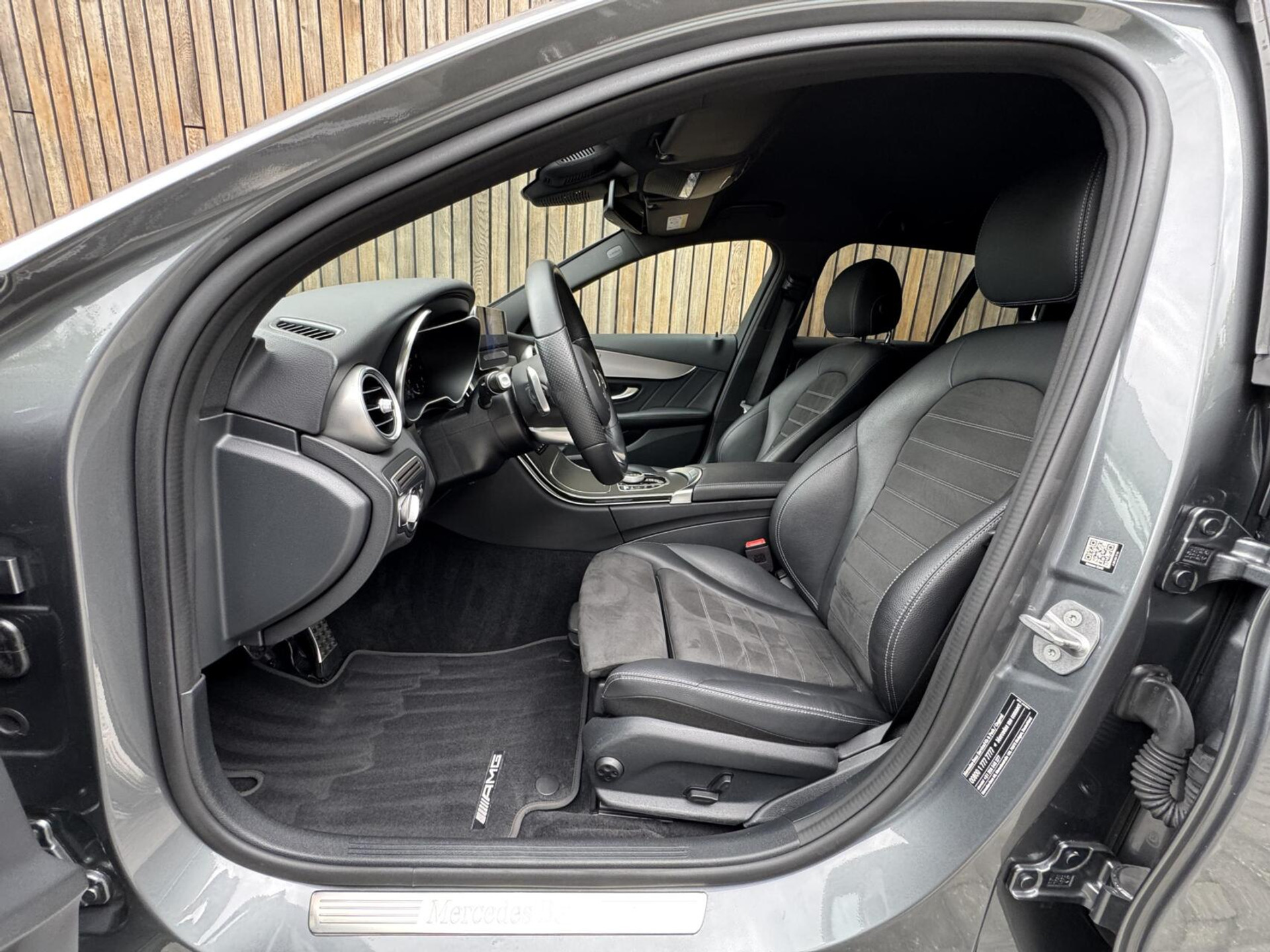 Mercedes-Benz C-Klasse Estate 180 AMG Automaat | Night Pakket | Trekhaak afneembaar | Stoelverwarming | Achteruitrijcamera | LED verlichting | Apple CarPlay | Metallic Lak | Virtual cockpit | Parkeersensoren voor en achter 46633385-8.jpg | Timcars.nl