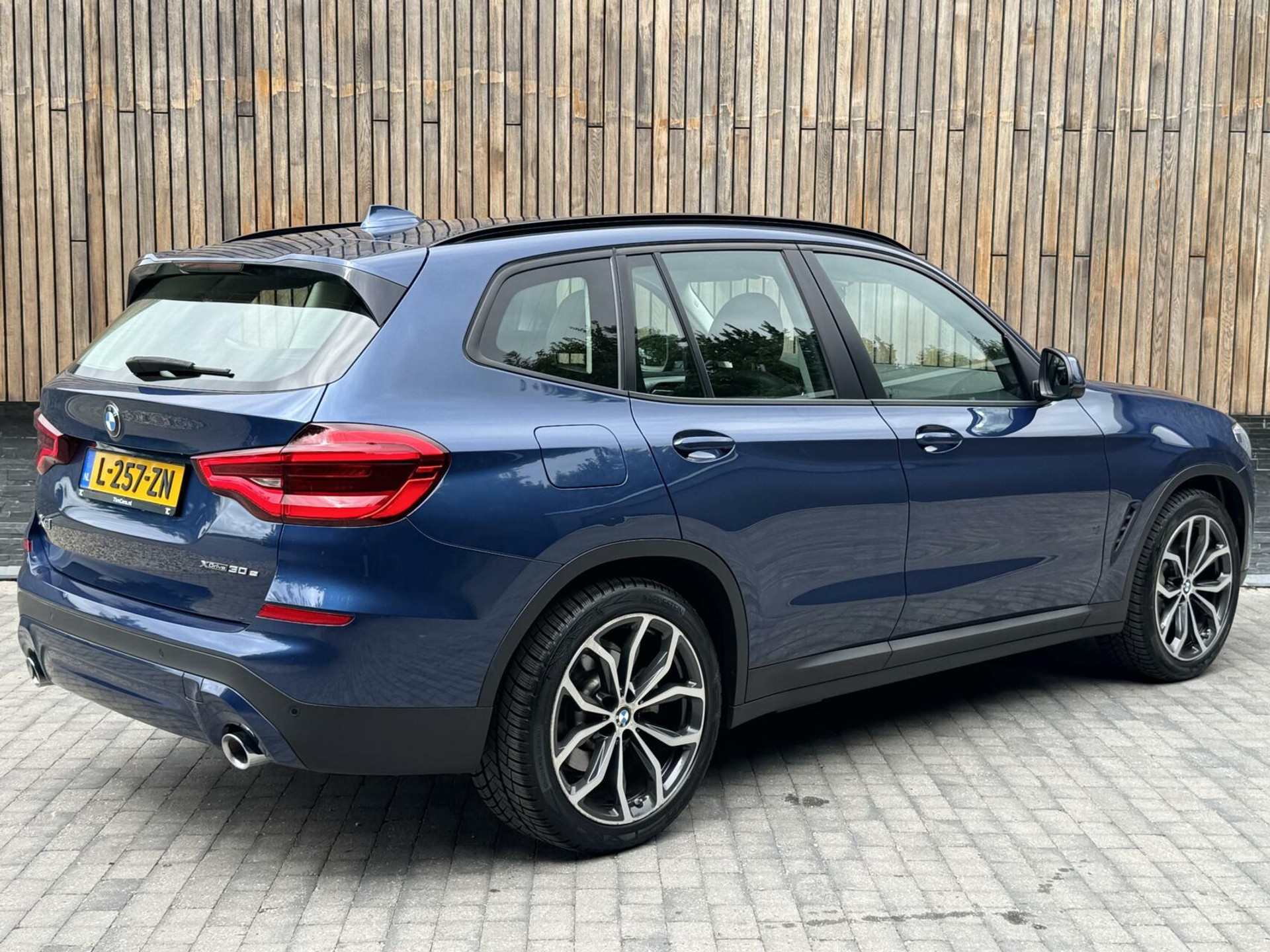 BMW X3 xDrive30e Automaat | Stoelverwarming | Leer | 20 inch lichtmetalen velgen | LED verlichting | Apple CarPlay | Cruise control | Climate control | Metallic lak | Parkeersensoren voor en achter 46635833-1.jpg | Timcars.nl