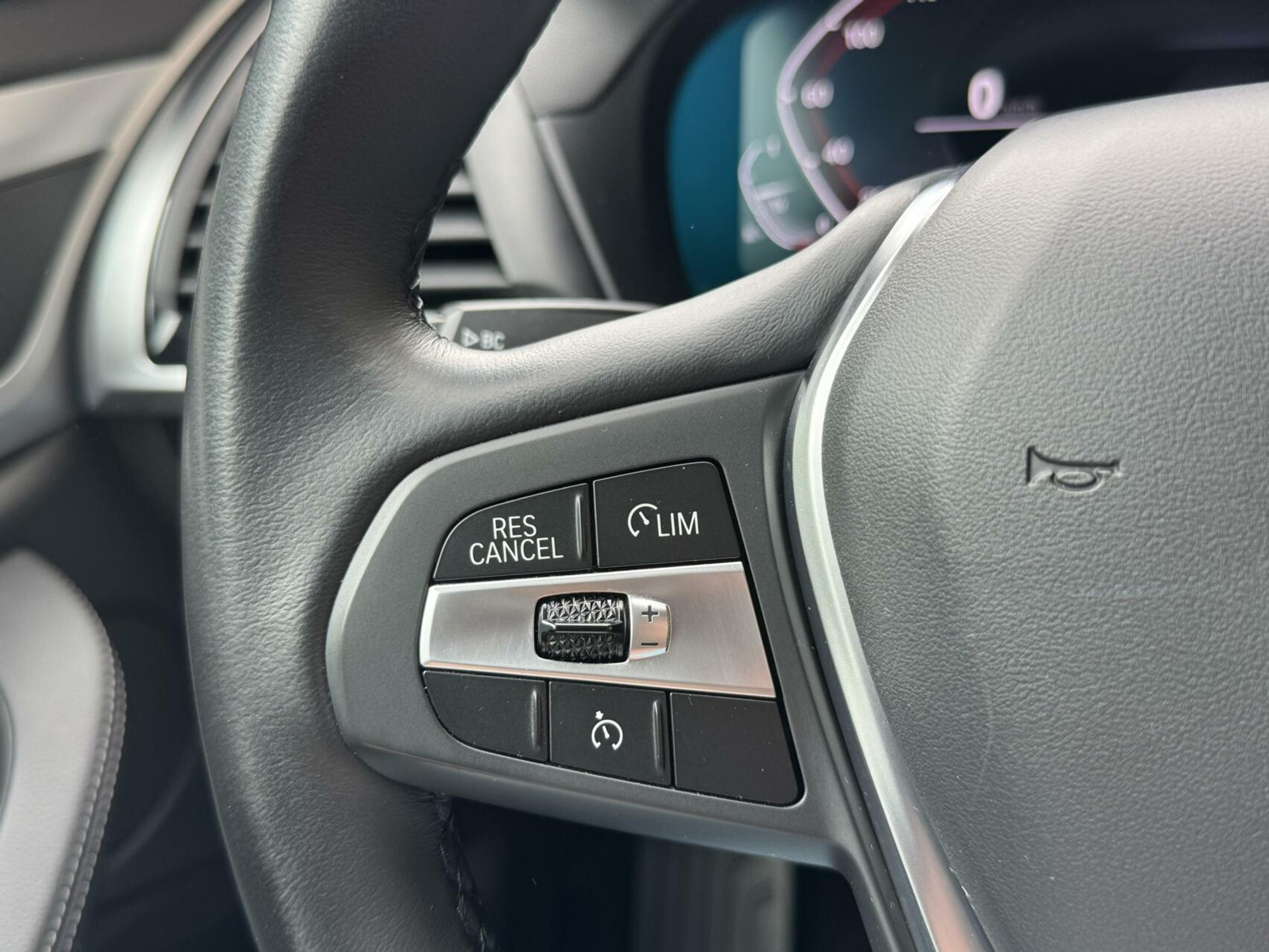 BMW X3 xDrive30e Automaat | Stoelverwarming | Leer | 20 inch lichtmetalen velgen | LED verlichting | Apple CarPlay | Cruise control | Climate control | Metallic lak | Parkeersensoren voor en achter 46635833-10.jpg | Timcars.nl