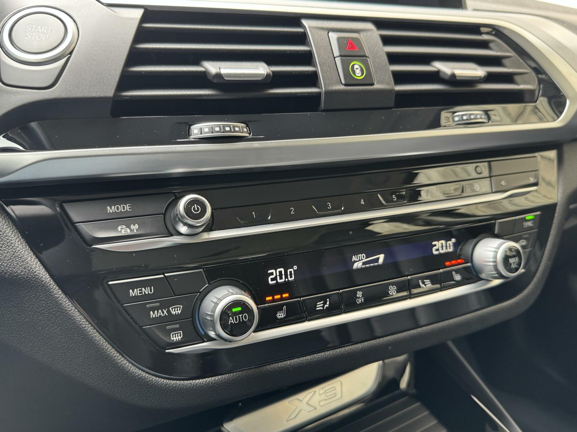 BMW X3 xDrive30e Automaat | Stoelverwarming | Leer | 20 inch lichtmetalen velgen | LED verlichting | Apple CarPlay | Cruise control | Climate control | Metallic lak | Parkeersensoren voor en achter 46635833-37.jpg | Timcars.nl