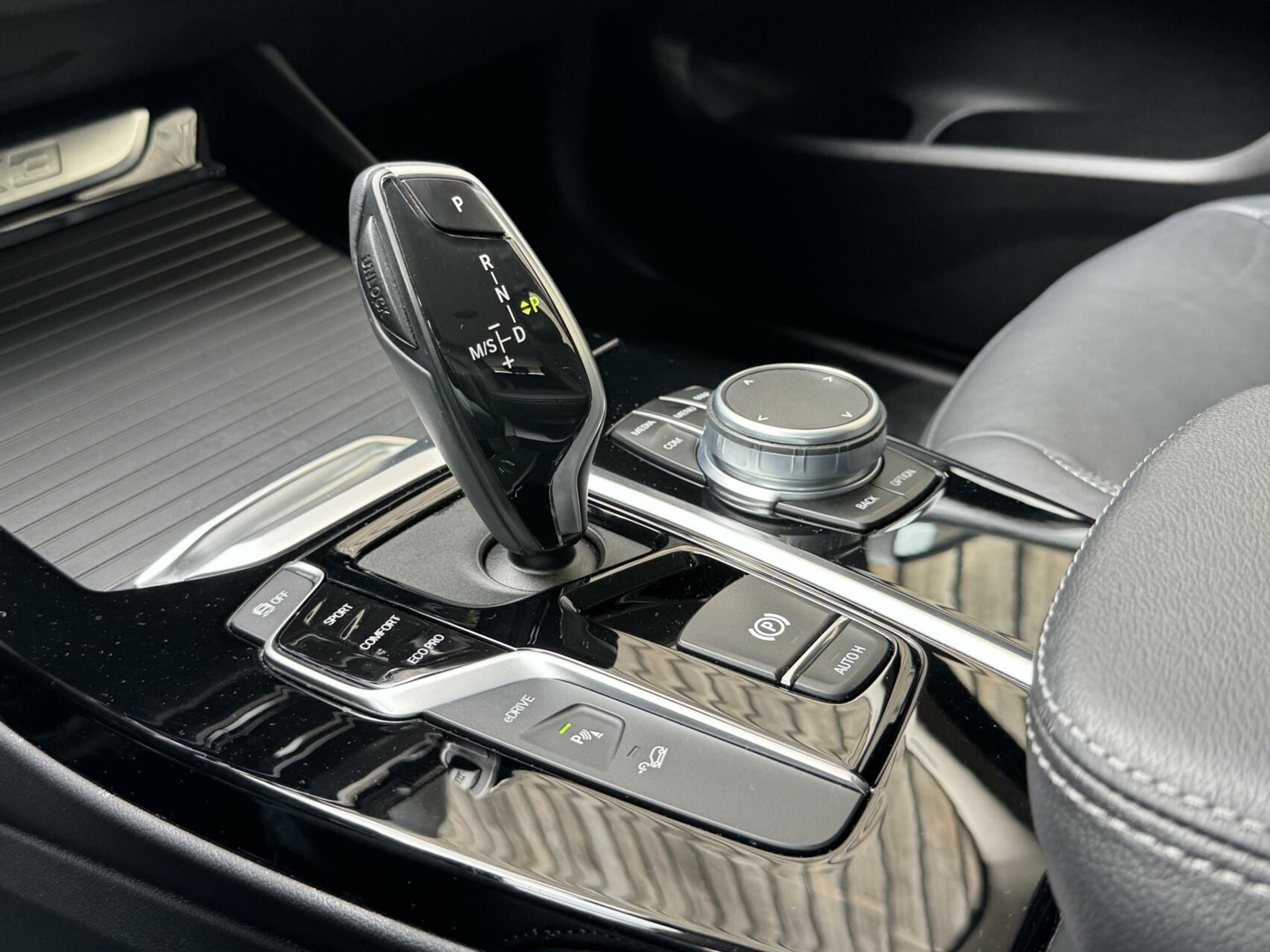 BMW X3 xDrive30e Automaat | Stoelverwarming | Leer | 20 inch lichtmetalen velgen | LED verlichting | Apple CarPlay | Cruise control | Climate control | Metallic lak | Parkeersensoren voor en achter 46635833-38.jpg | Timcars.nl