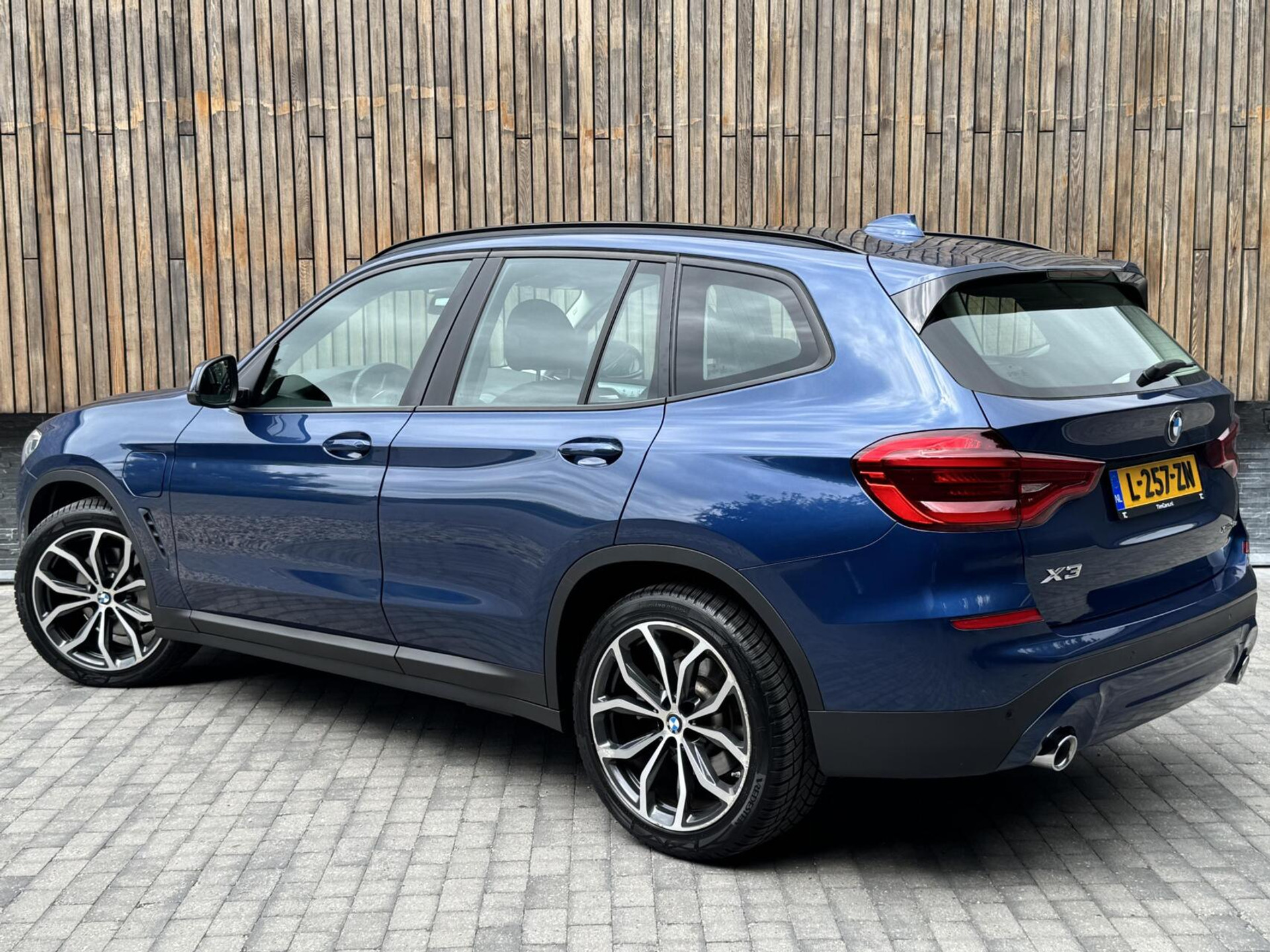 BMW X3 xDrive30e Automaat | Stoelverwarming | Leer | 20 inch lichtmetalen velgen | LED verlichting | Apple CarPlay | Cruise control | Climate control | Metallic lak | Parkeersensoren voor en achter 46635833-40.jpg | Timcars.nl