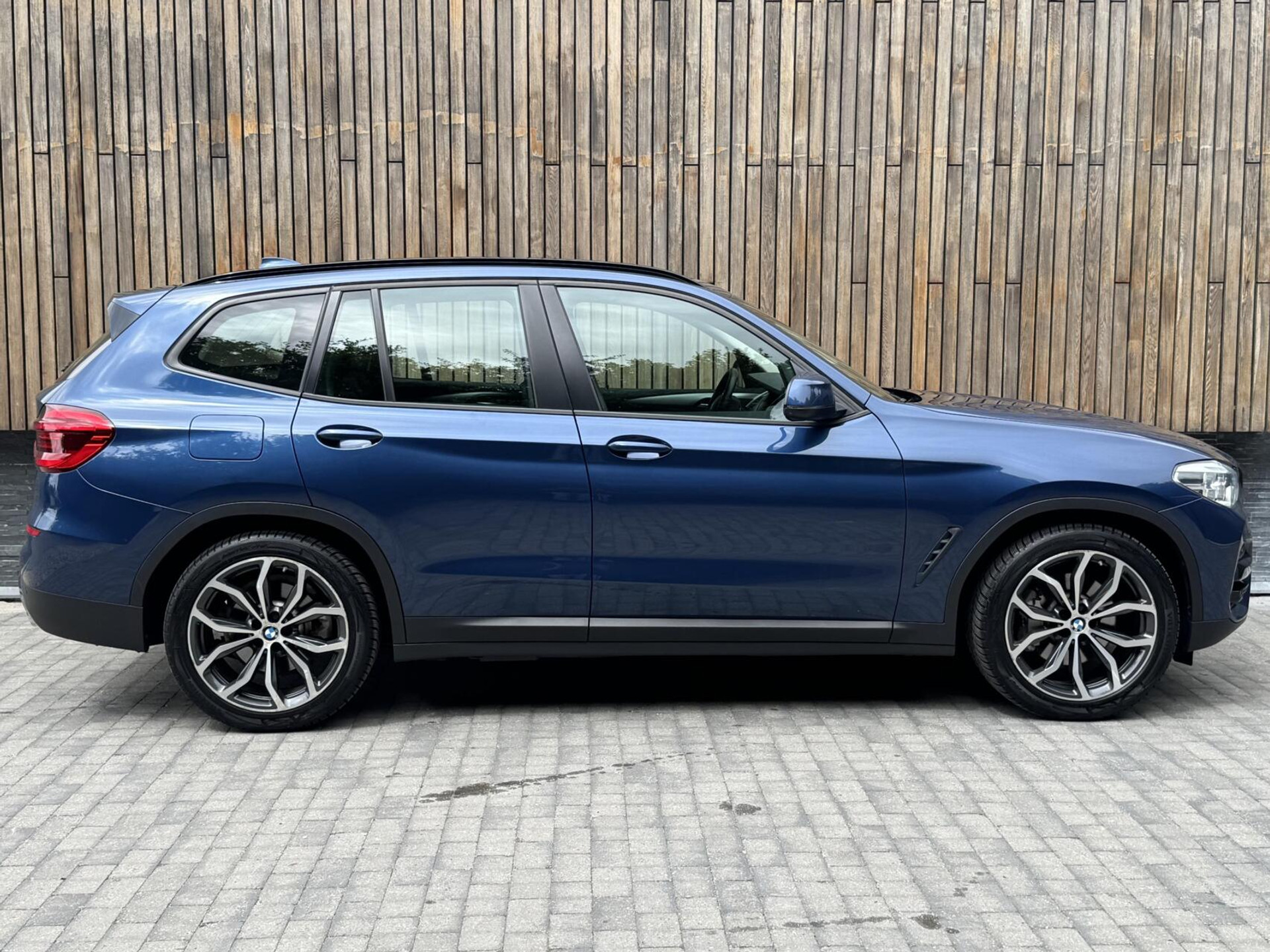BMW X3 xDrive30e Automaat | Stoelverwarming | Leer | 20 inch lichtmetalen velgen | LED verlichting | Apple CarPlay | Cruise control | Climate control | Metallic lak | Parkeersensoren voor en achter 46635833-41.jpg | Timcars.nl