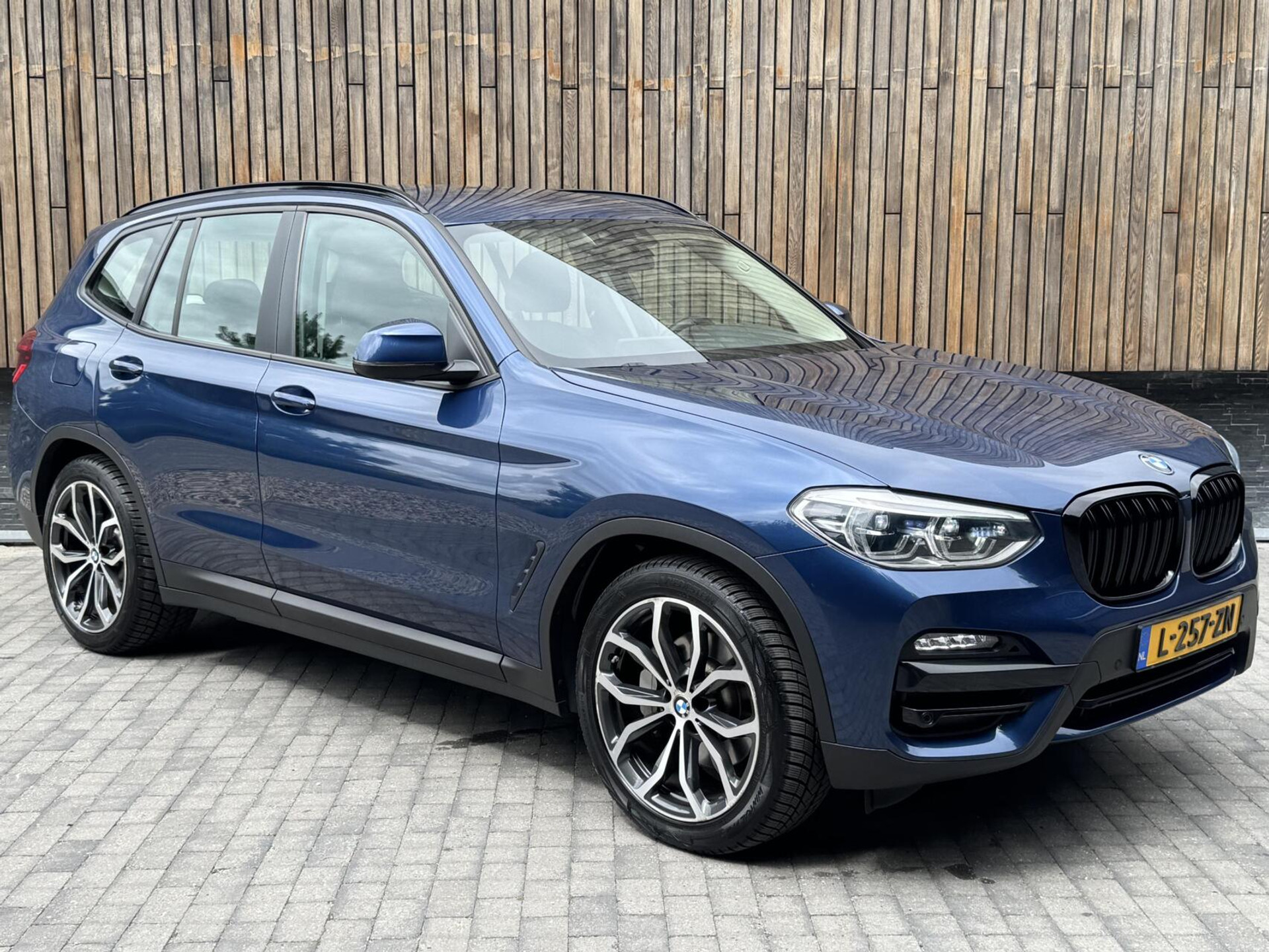 BMW X3 xDrive30e Automaat | Stoelverwarming | Leer | 20 inch lichtmetalen velgen | LED verlichting | Apple CarPlay | Cruise control | Climate control | Metallic lak | Parkeersensoren voor en achter 46635833-42.jpg | Timcars.nl