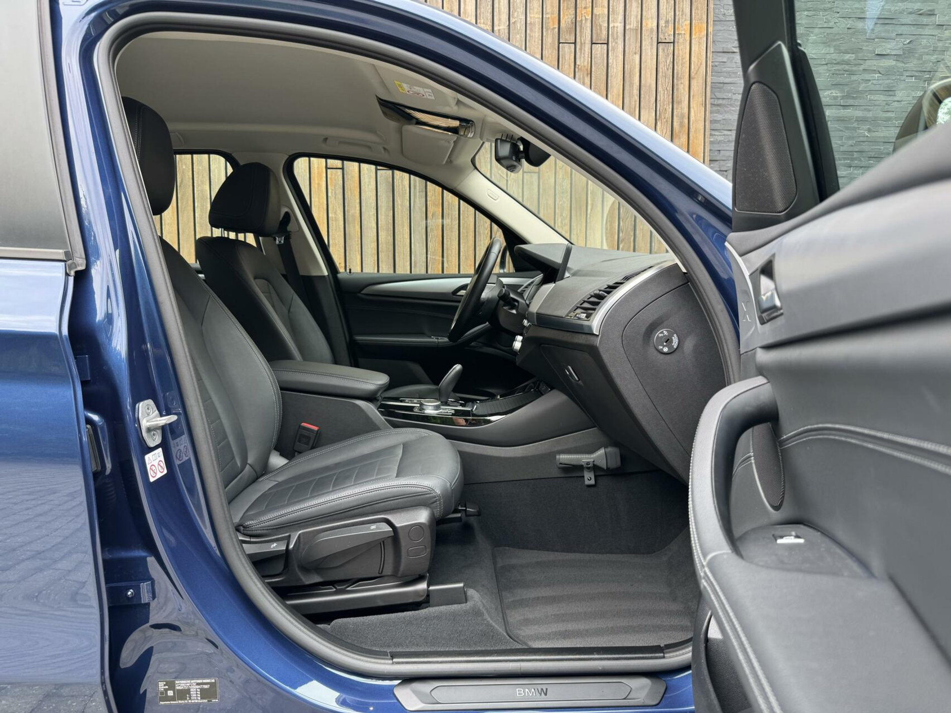 BMW X3 xDrive30e Automaat | Stoelverwarming | Leer | 20 inch lichtmetalen velgen | LED verlichting | Apple CarPlay | Cruise control | Climate control | Metallic lak | Parkeersensoren voor en achter 46635833-44.jpg | Timcars.nl