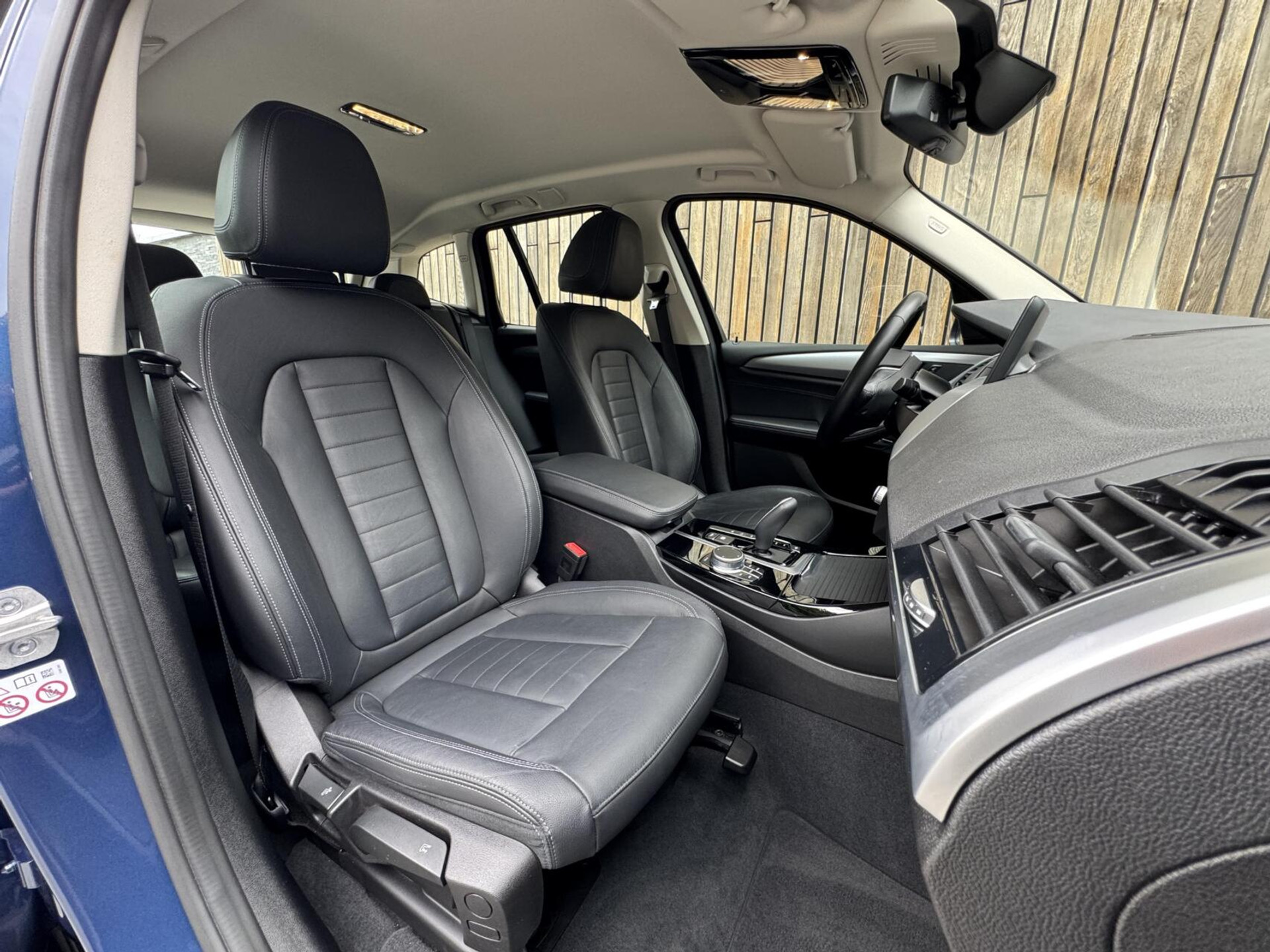 BMW X3 xDrive30e Automaat | Stoelverwarming | Leer | 20 inch lichtmetalen velgen | LED verlichting | Apple CarPlay | Cruise control | Climate control | Metallic lak | Parkeersensoren voor en achter 46635833-45.jpg | Timcars.nl