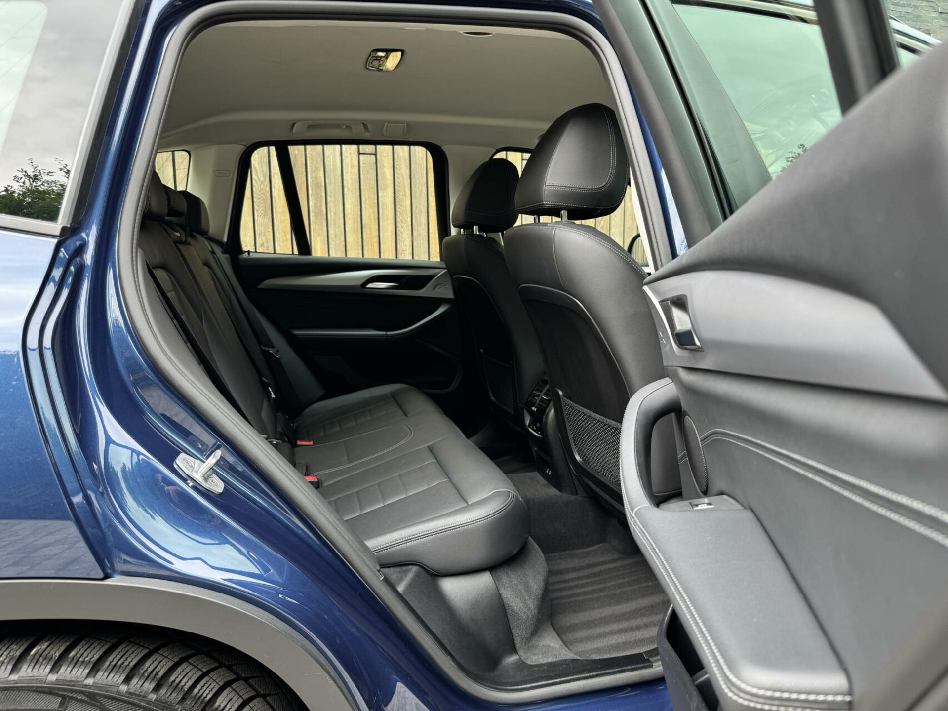 BMW X3 xDrive30e Automaat | Stoelverwarming | Leer | 20 inch lichtmetalen velgen | LED verlichting | Apple CarPlay | Cruise control | Climate control | Metallic lak | Parkeersensoren voor en achter 46635833-46.jpg | Timcars.nl