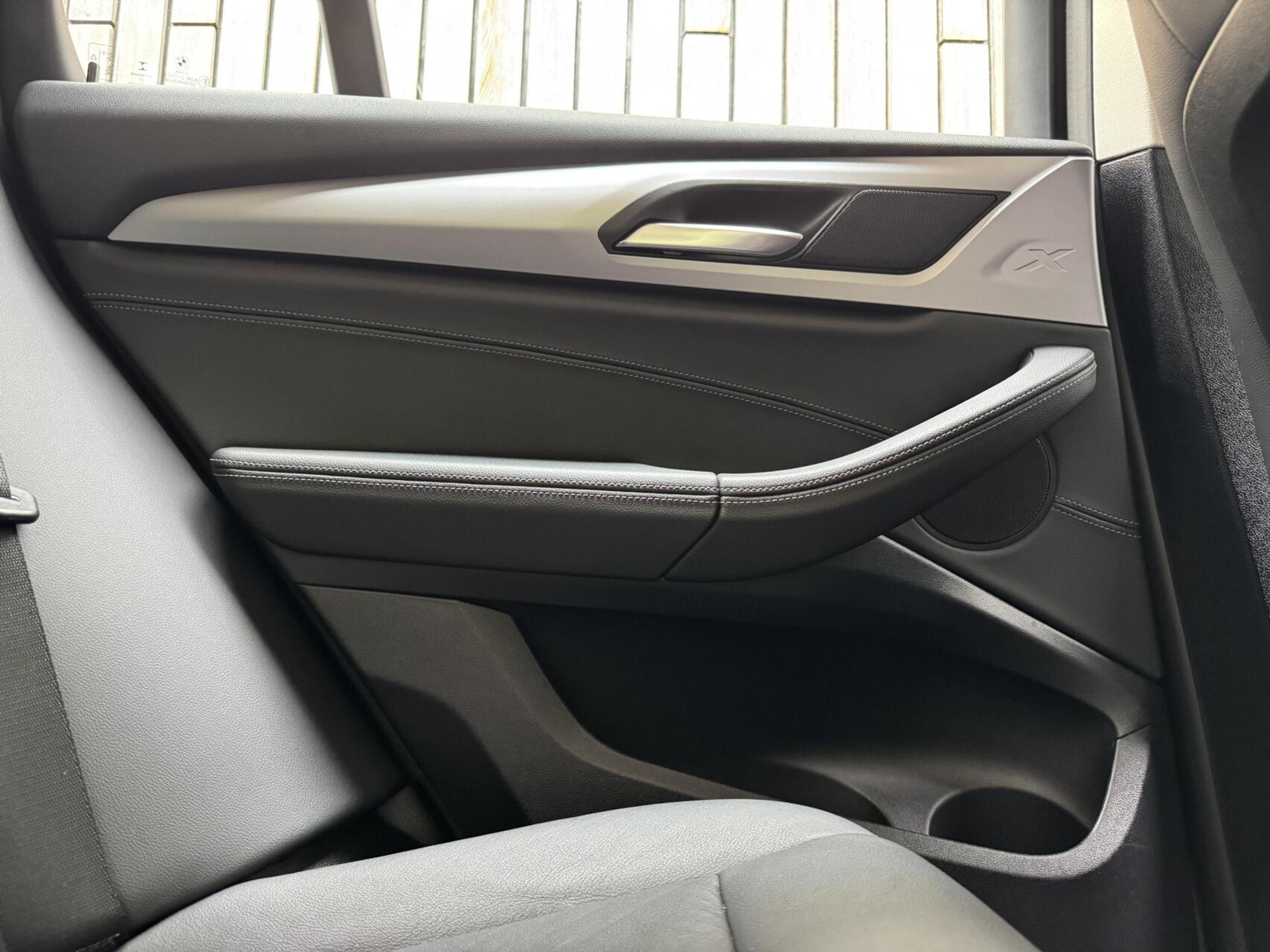 BMW X3 xDrive30e Automaat | Stoelverwarming | Leer | 20 inch lichtmetalen velgen | LED verlichting | Apple CarPlay | Cruise control | Climate control | Metallic lak | Parkeersensoren voor en achter 46635833-48.jpg | Timcars.nl