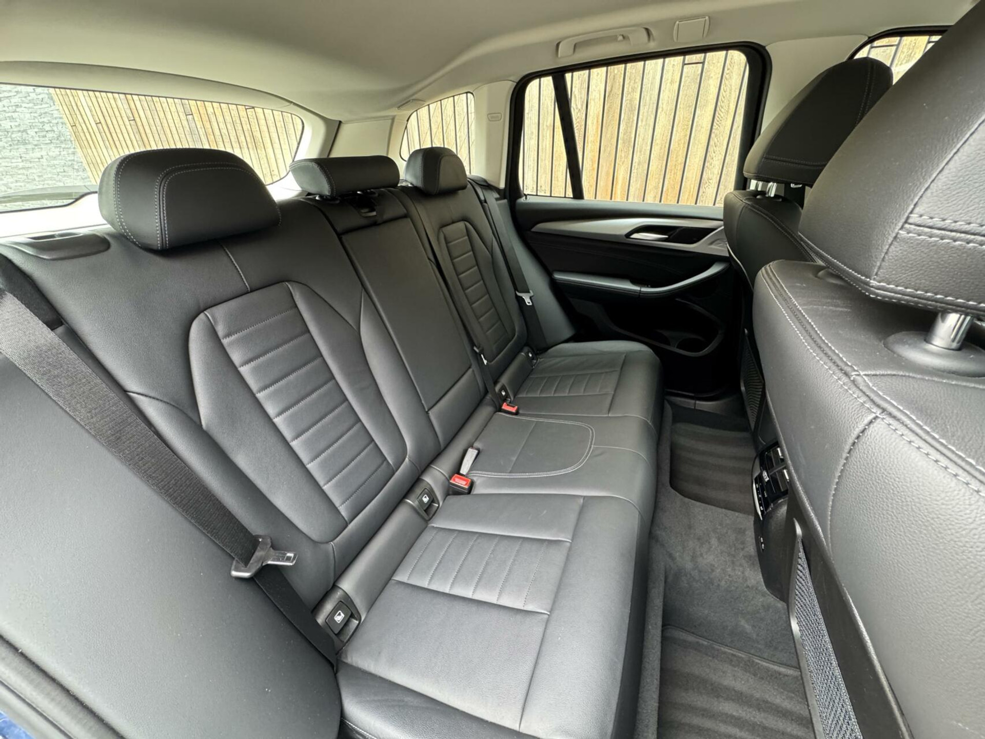 BMW X3 xDrive30e Automaat | Stoelverwarming | Leer | 20 inch lichtmetalen velgen | LED verlichting | Apple CarPlay | Cruise control | Climate control | Metallic lak | Parkeersensoren voor en achter 46635833-49.jpg | Timcars.nl