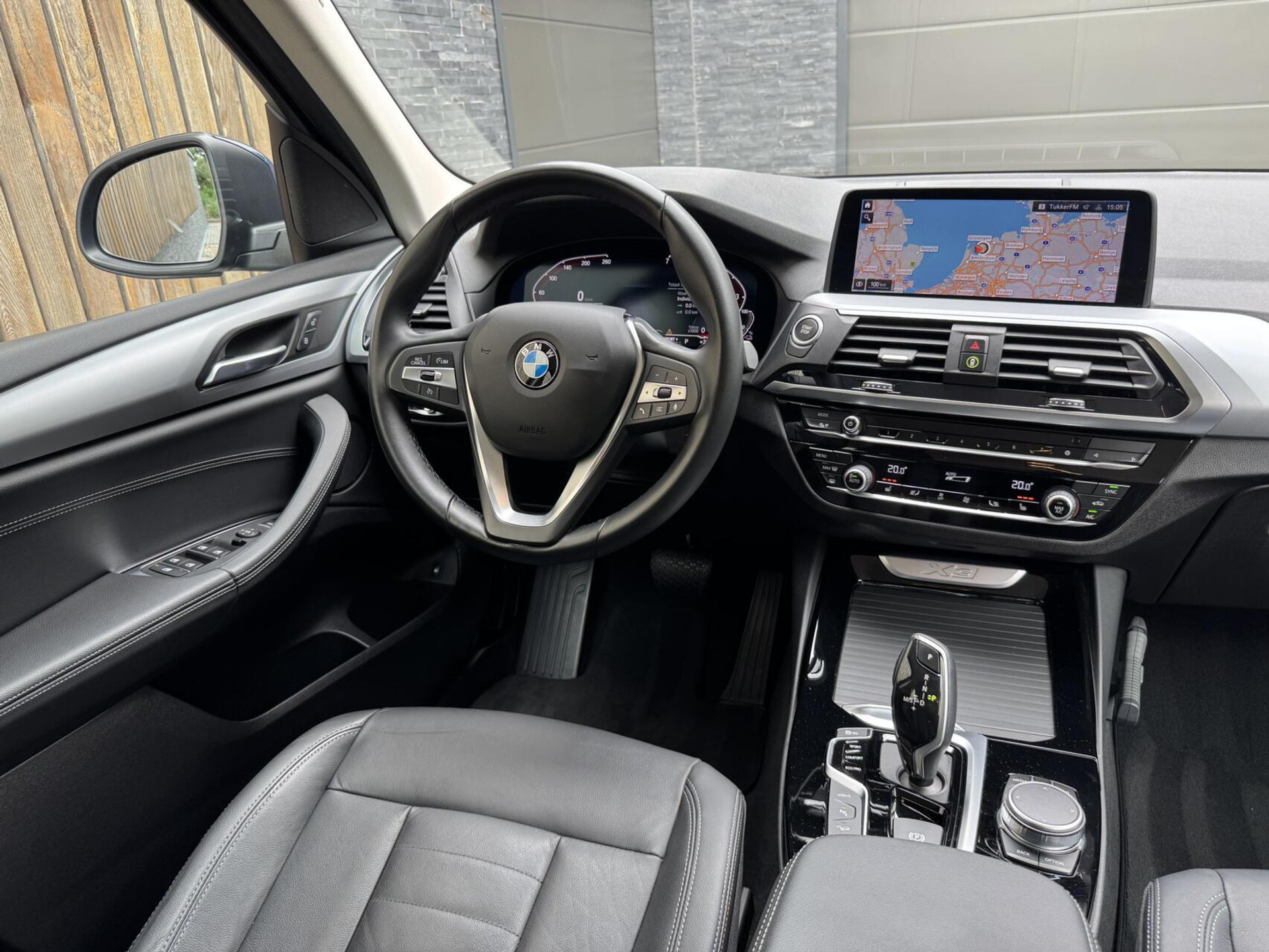 BMW X3 xDrive30e Automaat | Stoelverwarming | Leer | 20 inch lichtmetalen velgen | LED verlichting | Apple CarPlay | Cruise control | Climate control | Metallic lak | Parkeersensoren voor en achter 46635833-5.jpg | Timcars.nl