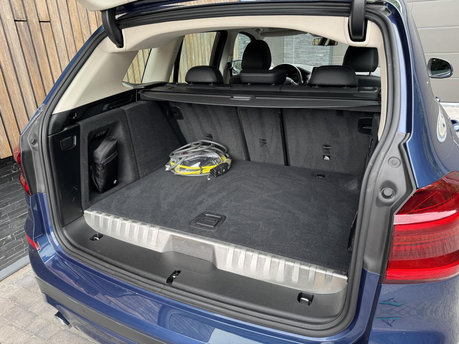 BMW X3 xDrive30e Automaat | Stoelverwarming | Leer | 20 inch lichtmetalen velgen | LED verlichting | Apple CarPlay | Cruise control | Climate control | Metallic lak | Parkeersensoren voor en achter 46635833-51.jpg | Timcars.nl